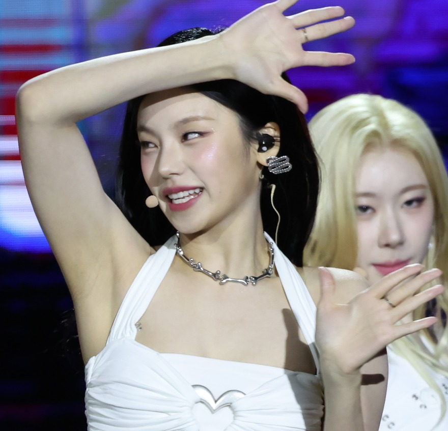 240929 예지 Yeji 602 pics