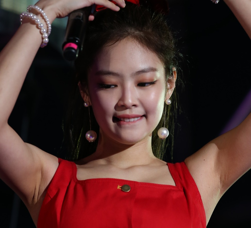 Jennie Red dress 180525 제니