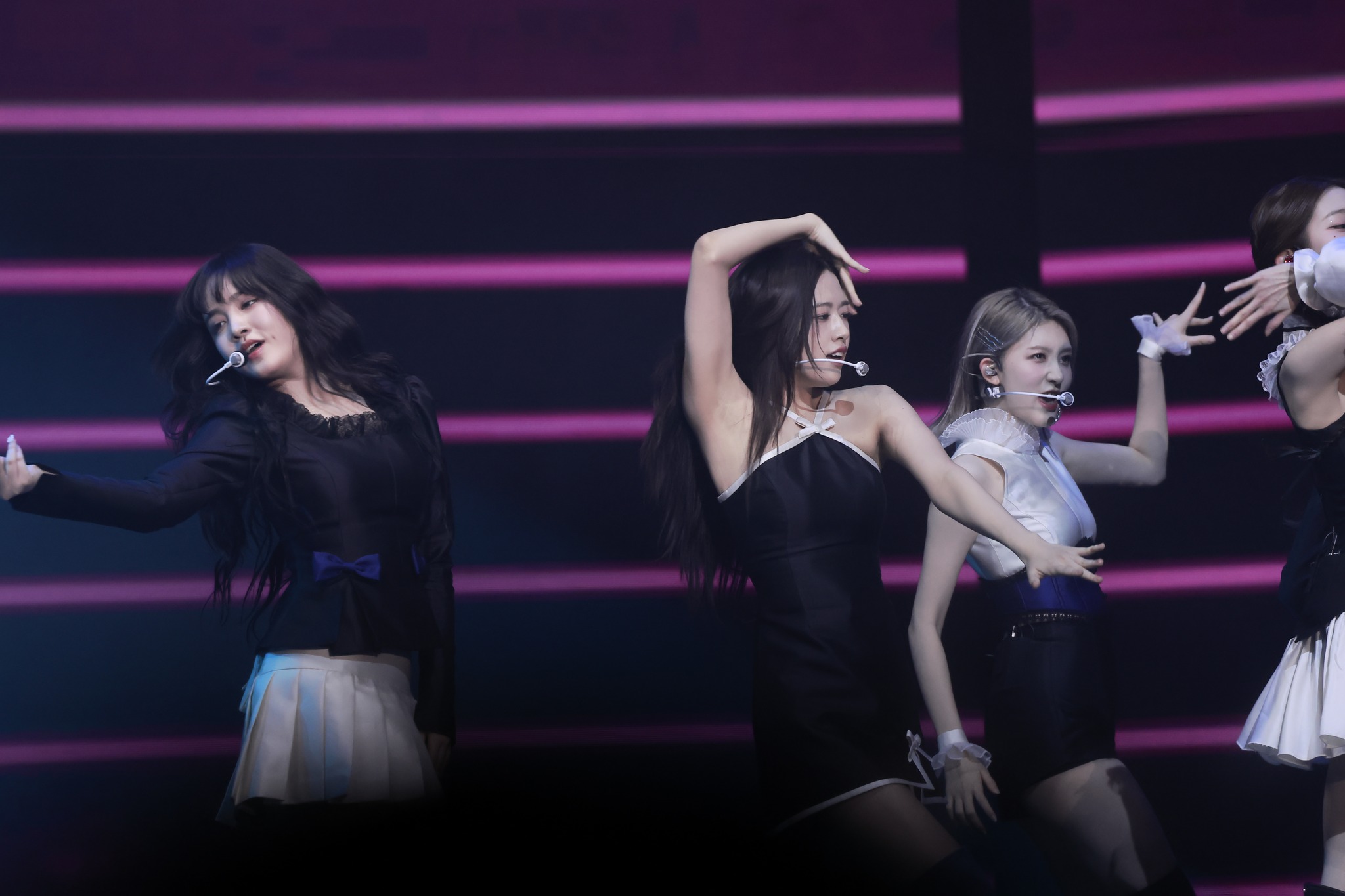 An Yujin 안유진 230119 2159 pics