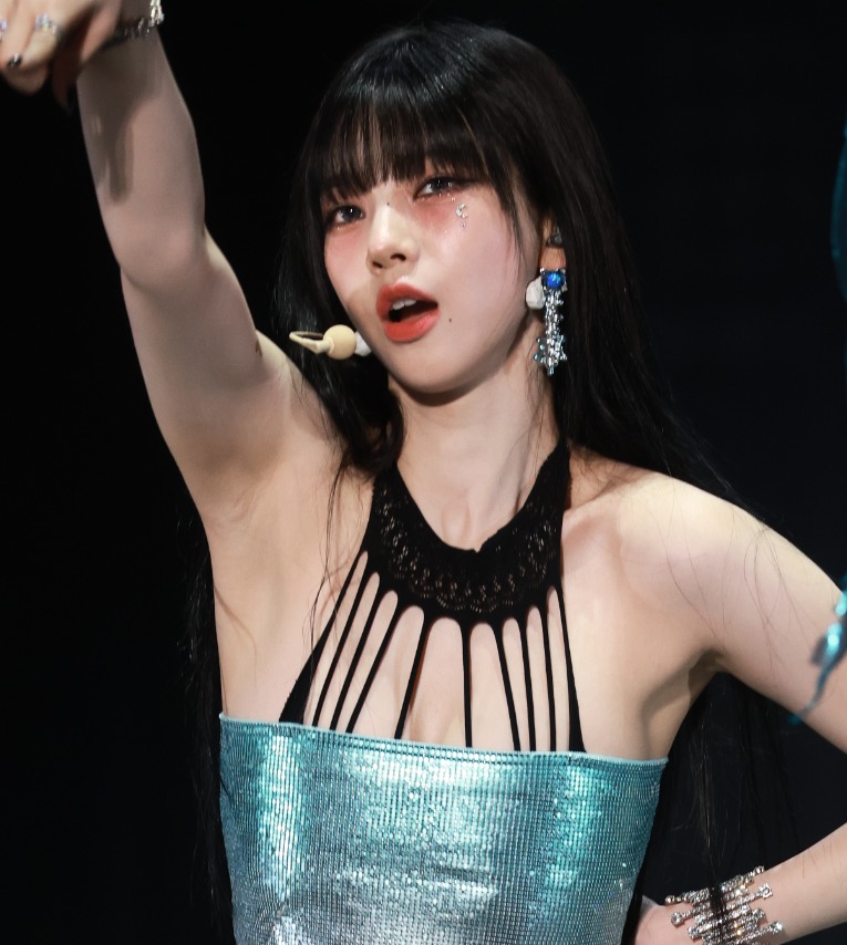 Karina 231010 카리나   (1173 pics - 13.2 gb)