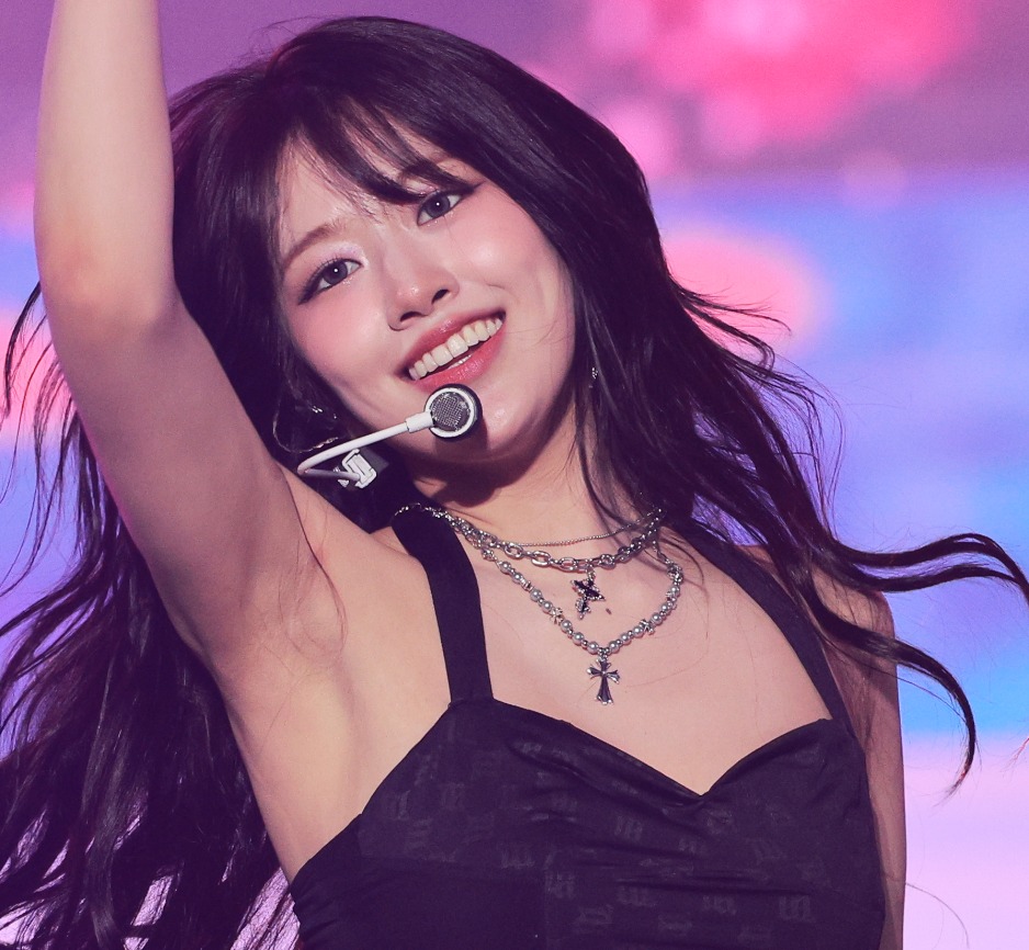 250405 Ahn Yujin 2070 pics