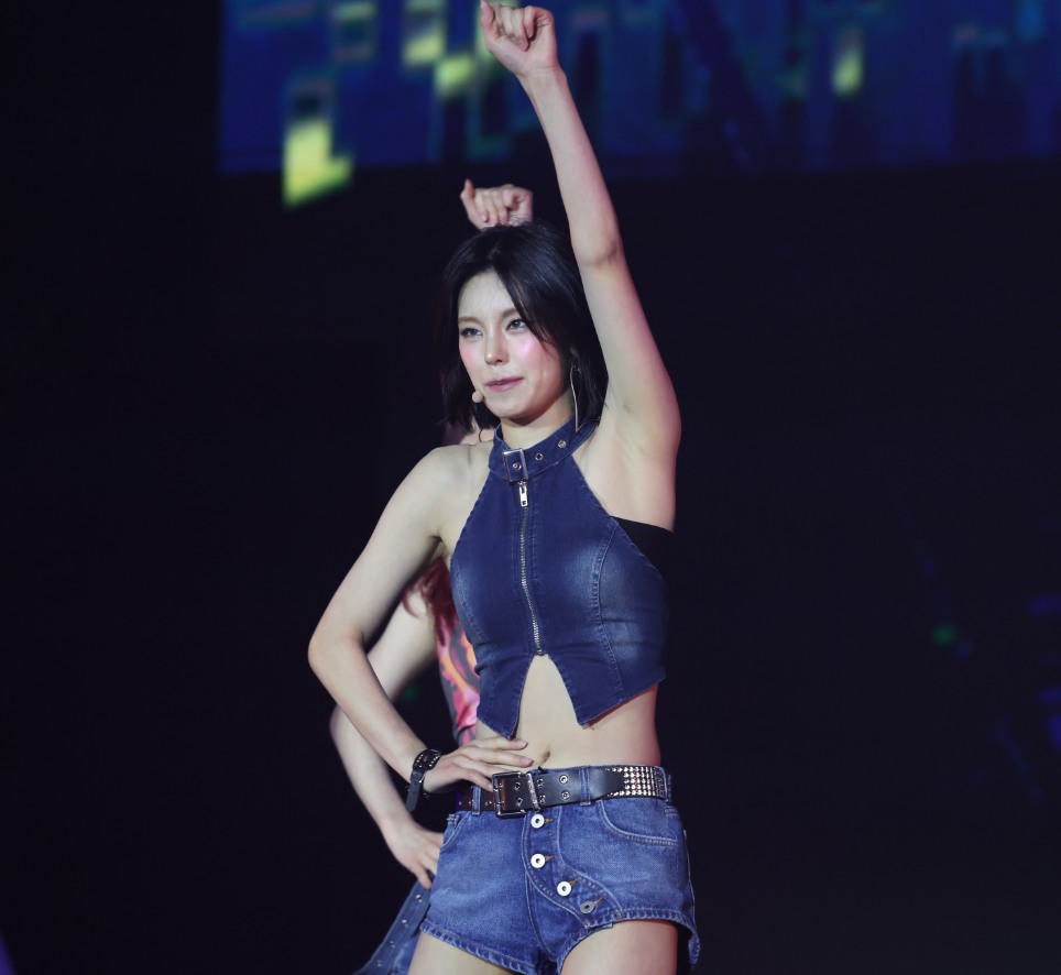 250426 Yeji 1961 pics