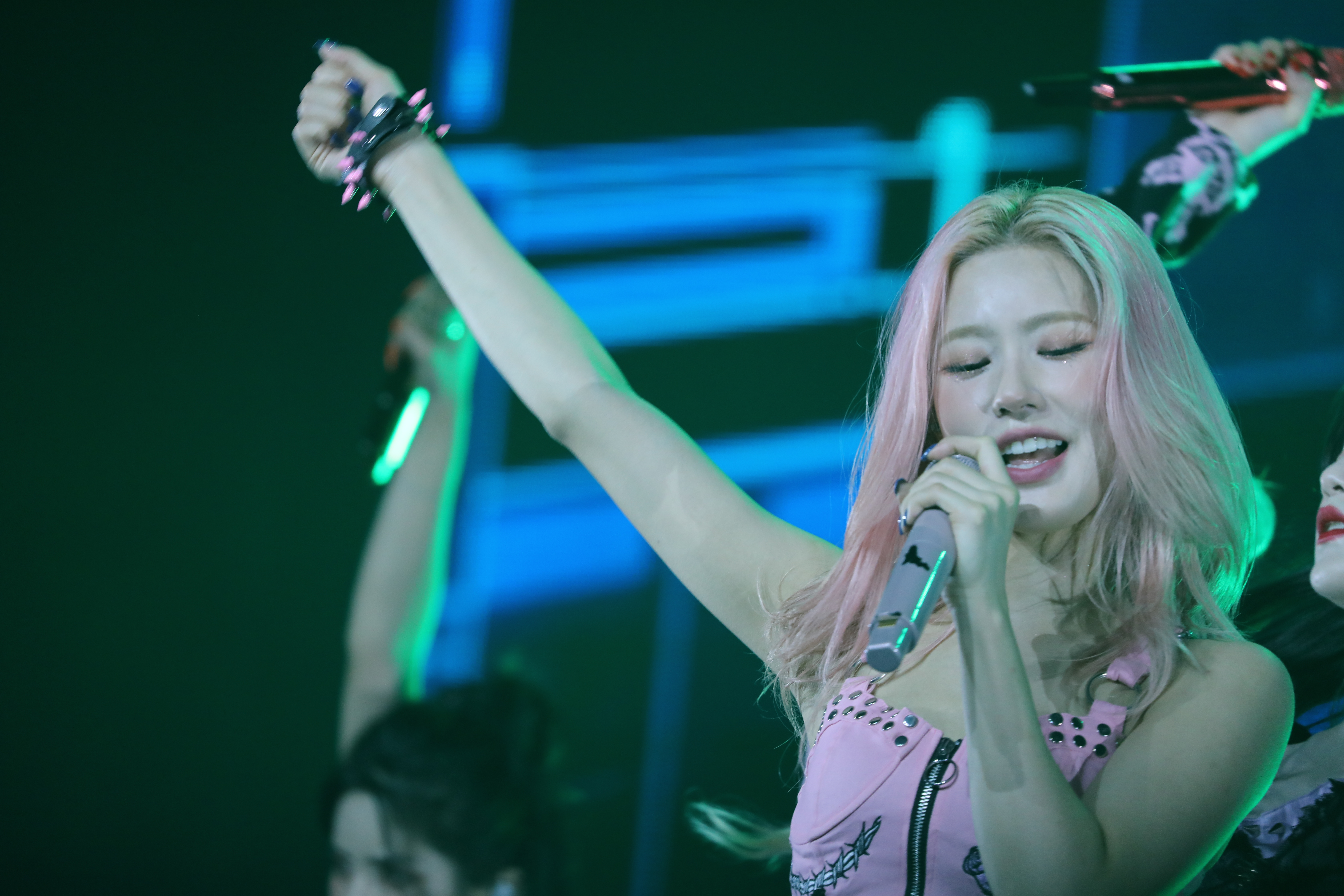 220917 Miyeon 353 pics