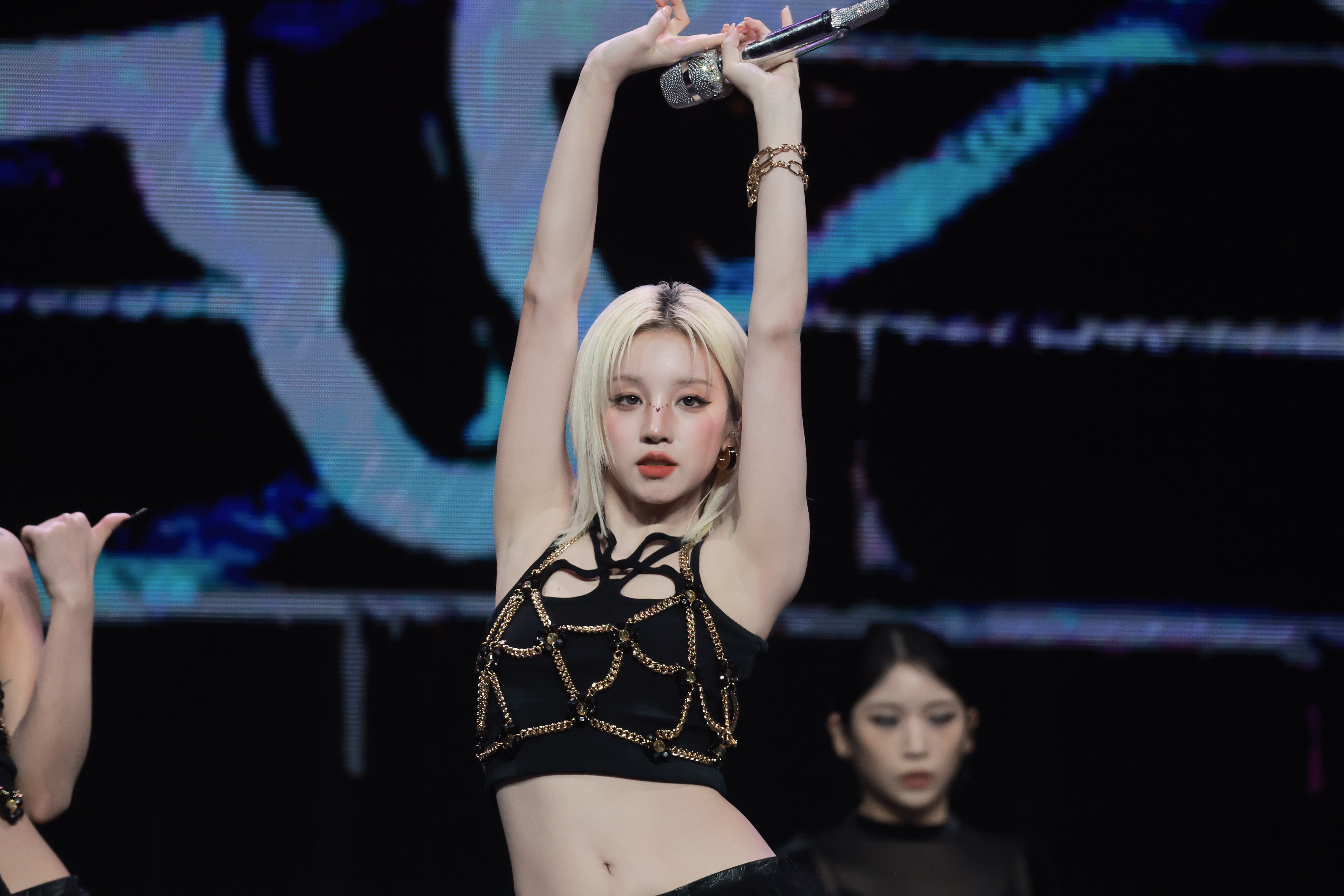 250823 Yuqi 724 pics