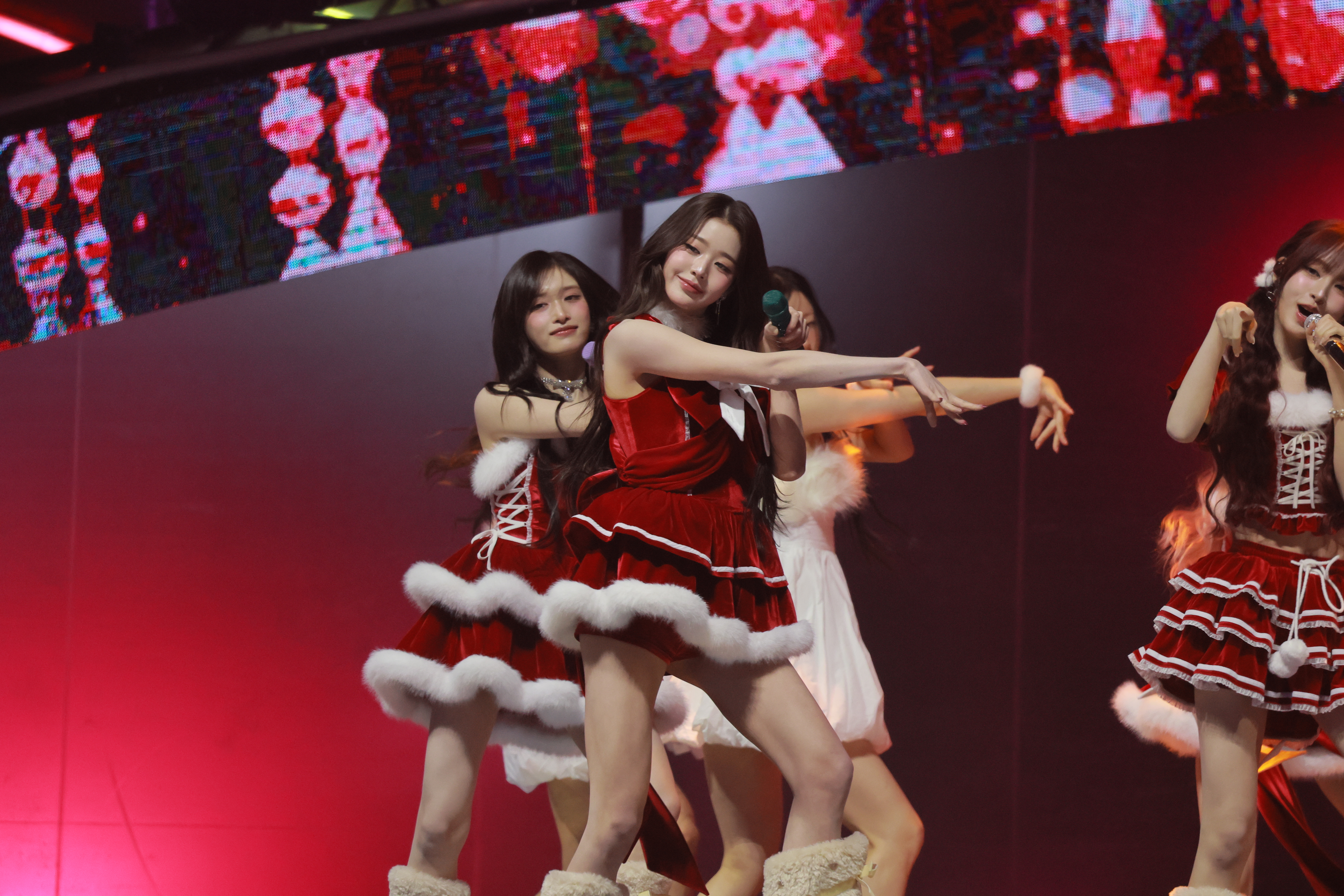 251225 Wonyoung Christmas 906 pics 