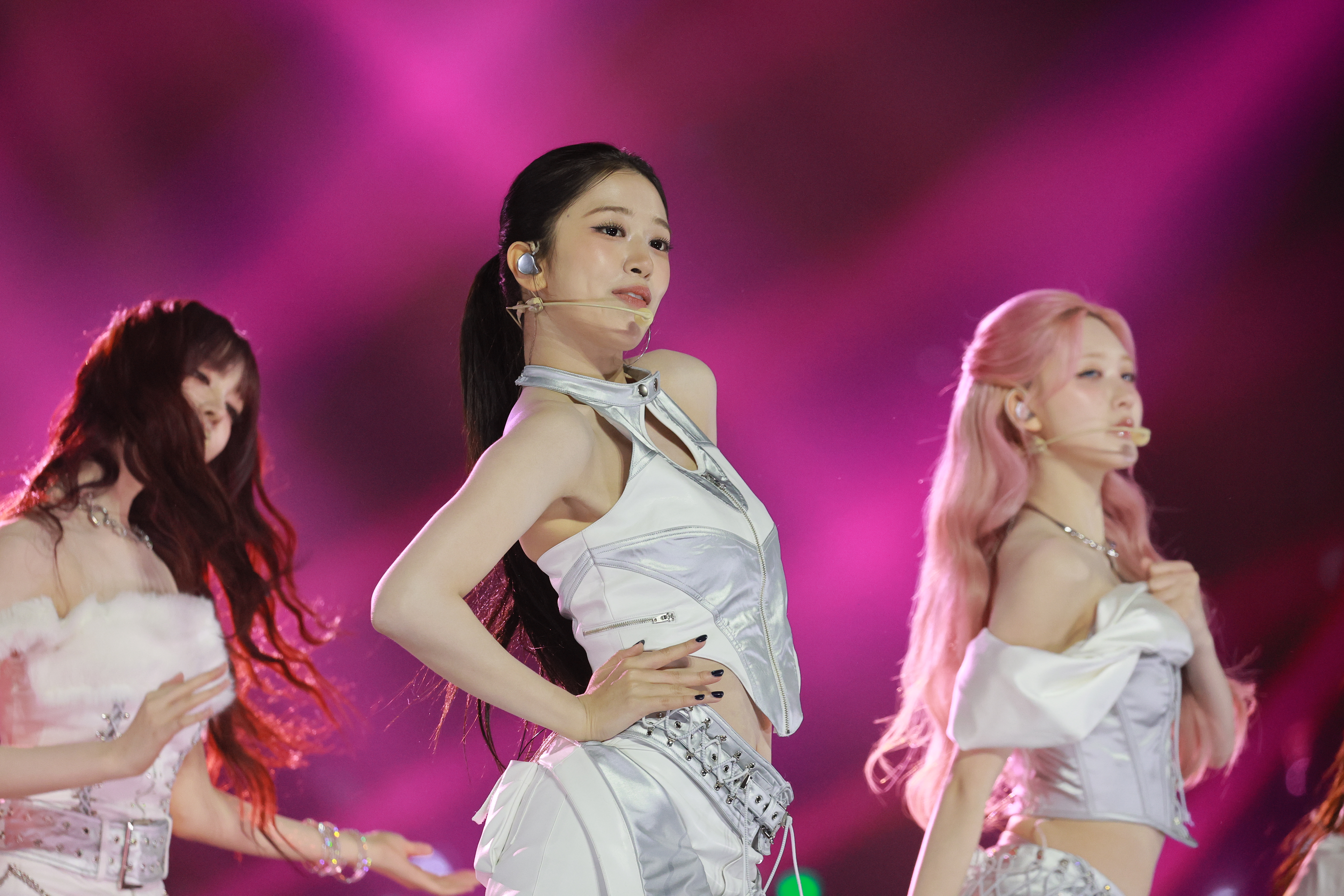 251115 Yujin 1350+ pics