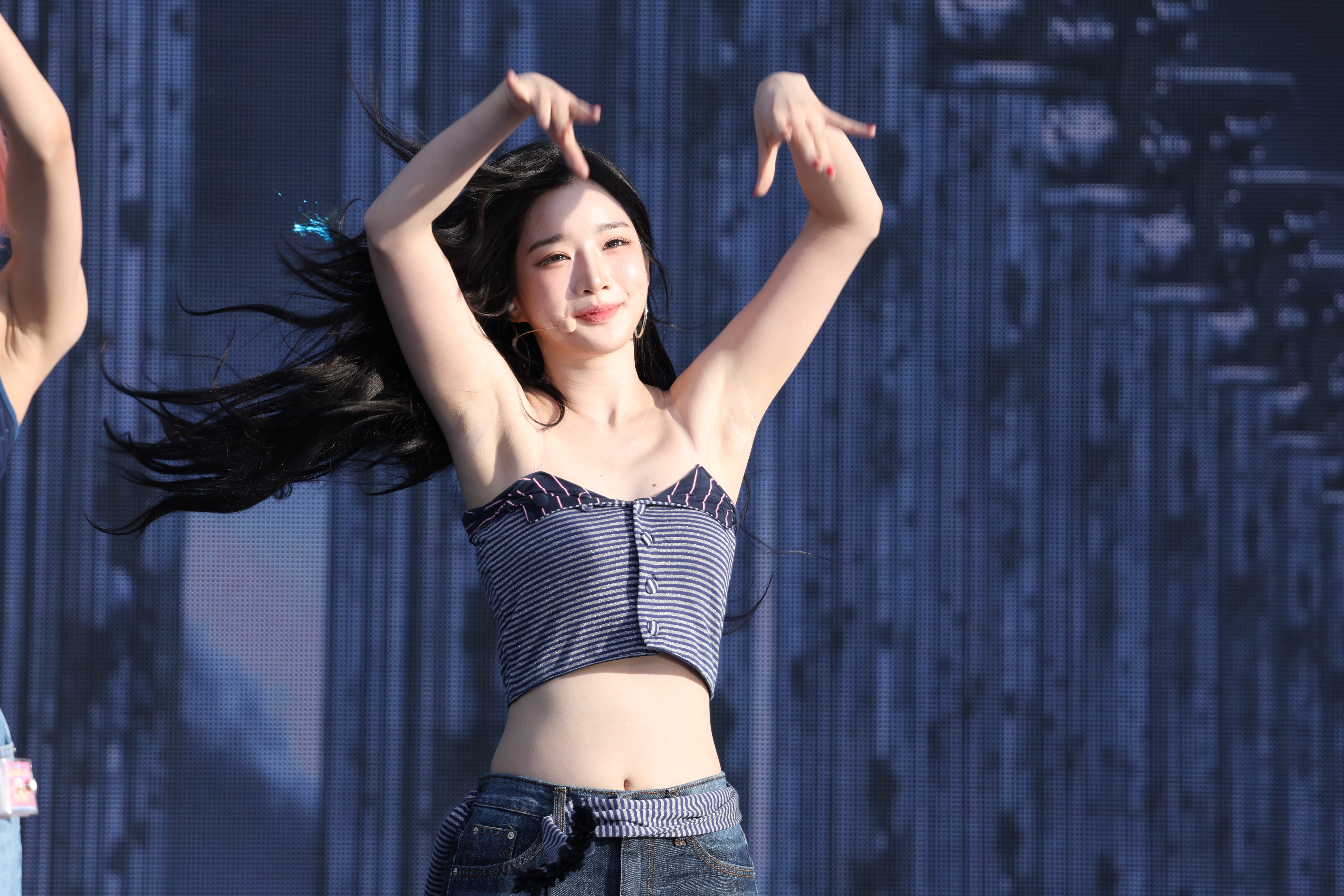 250807 Yooyeon 1924 pics