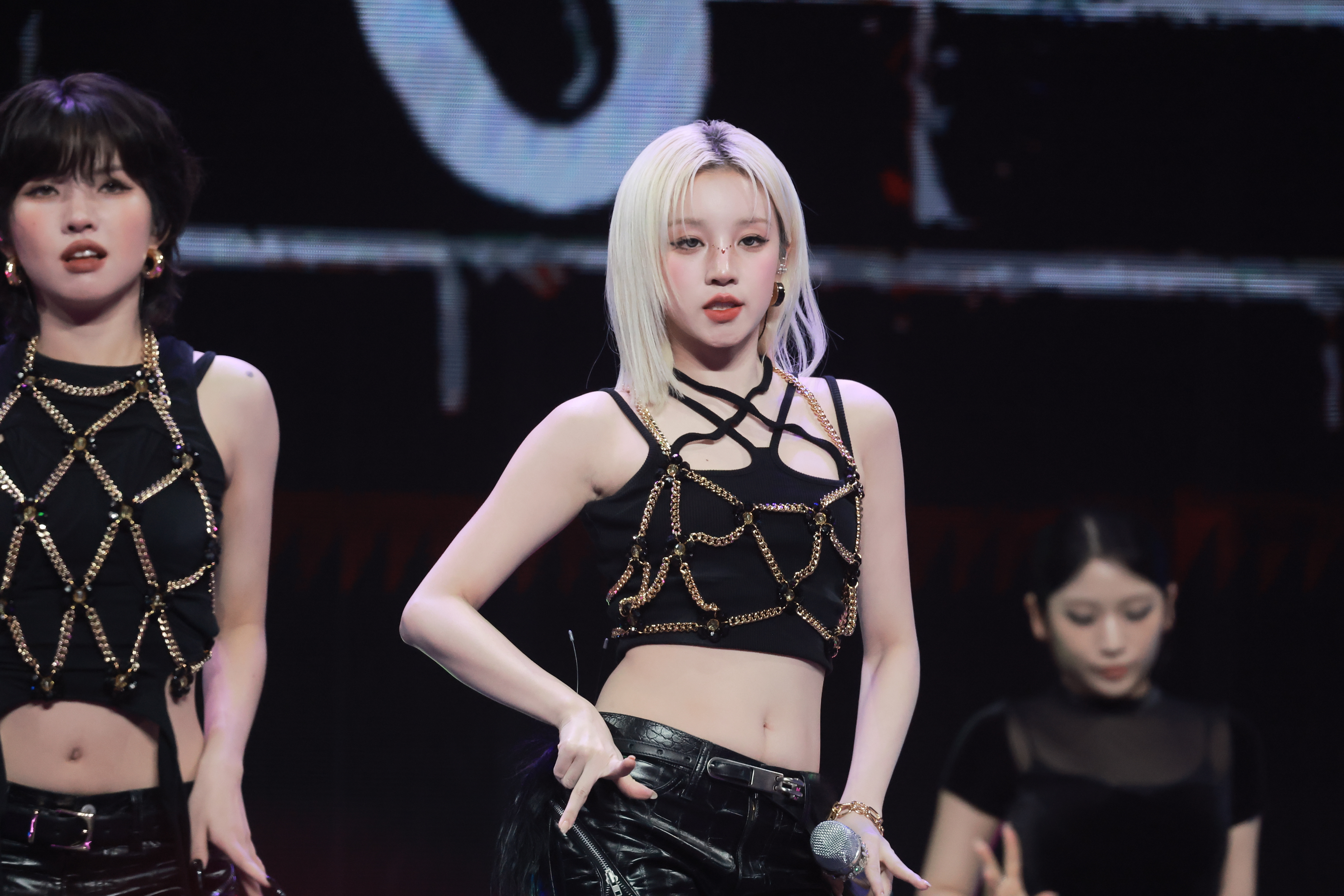 250823 Yuqi 724 pics