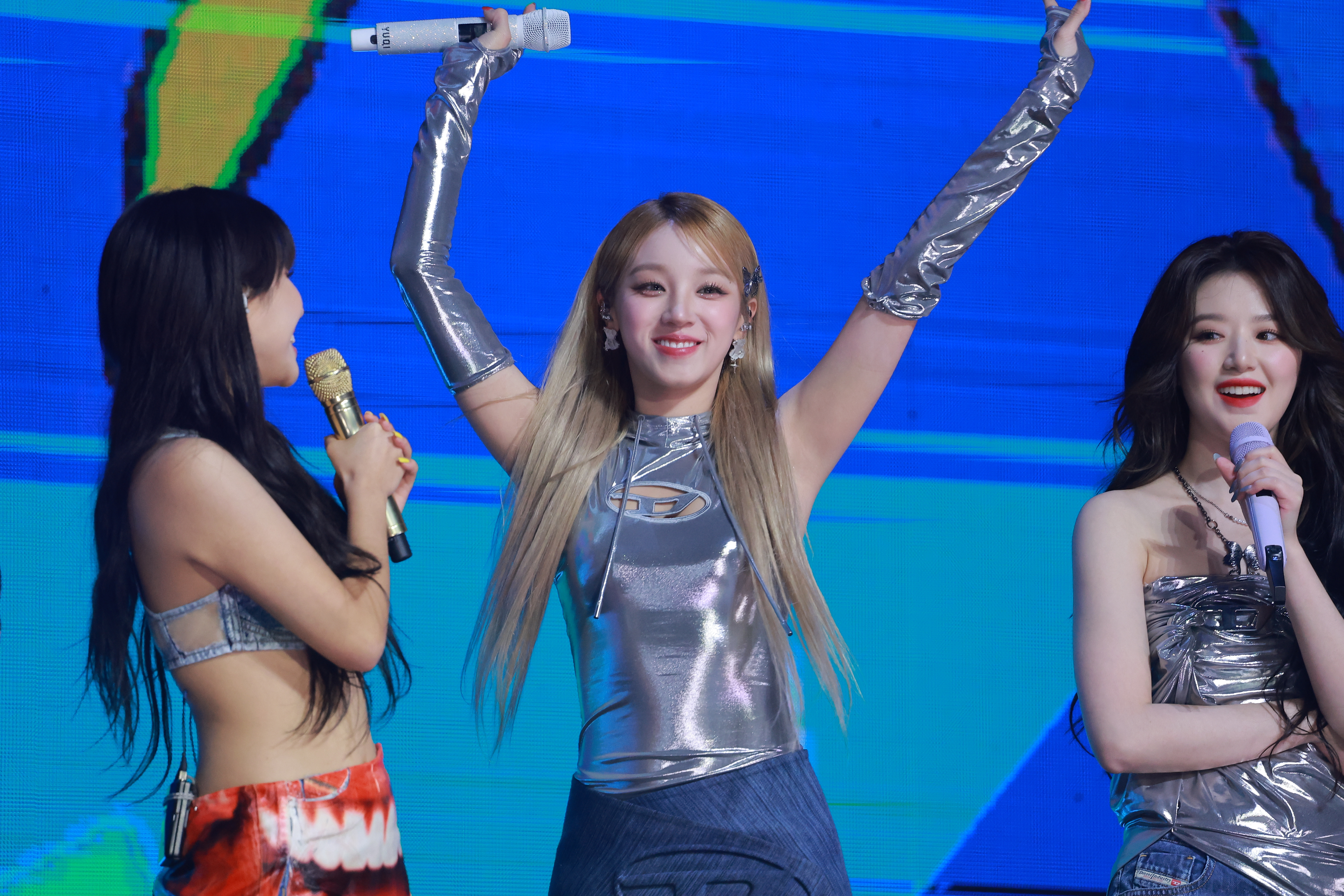230923 Yuqi 854 pics