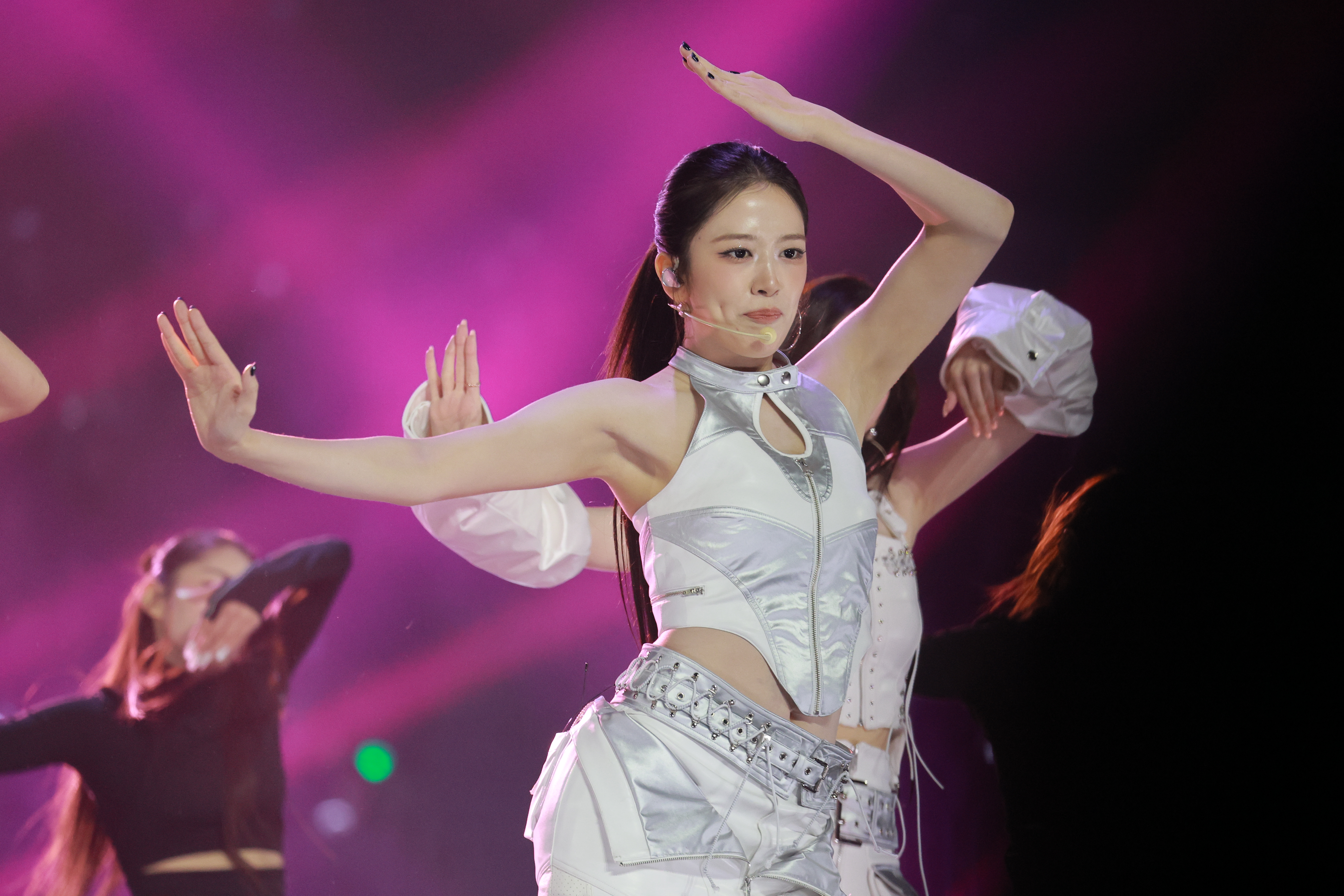 251115 Yujin 1350+ pics