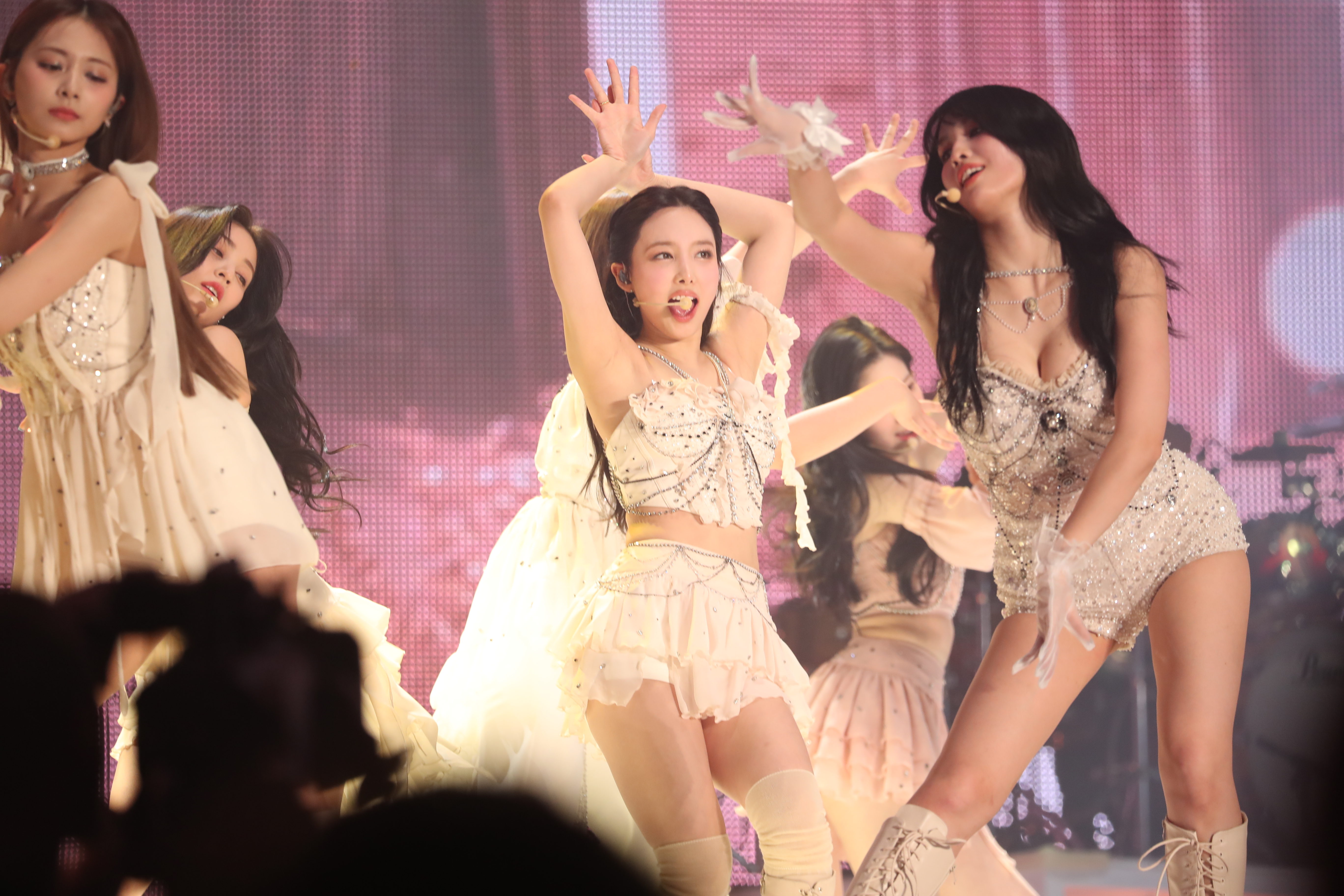 230415 Nayeon 1777 pics