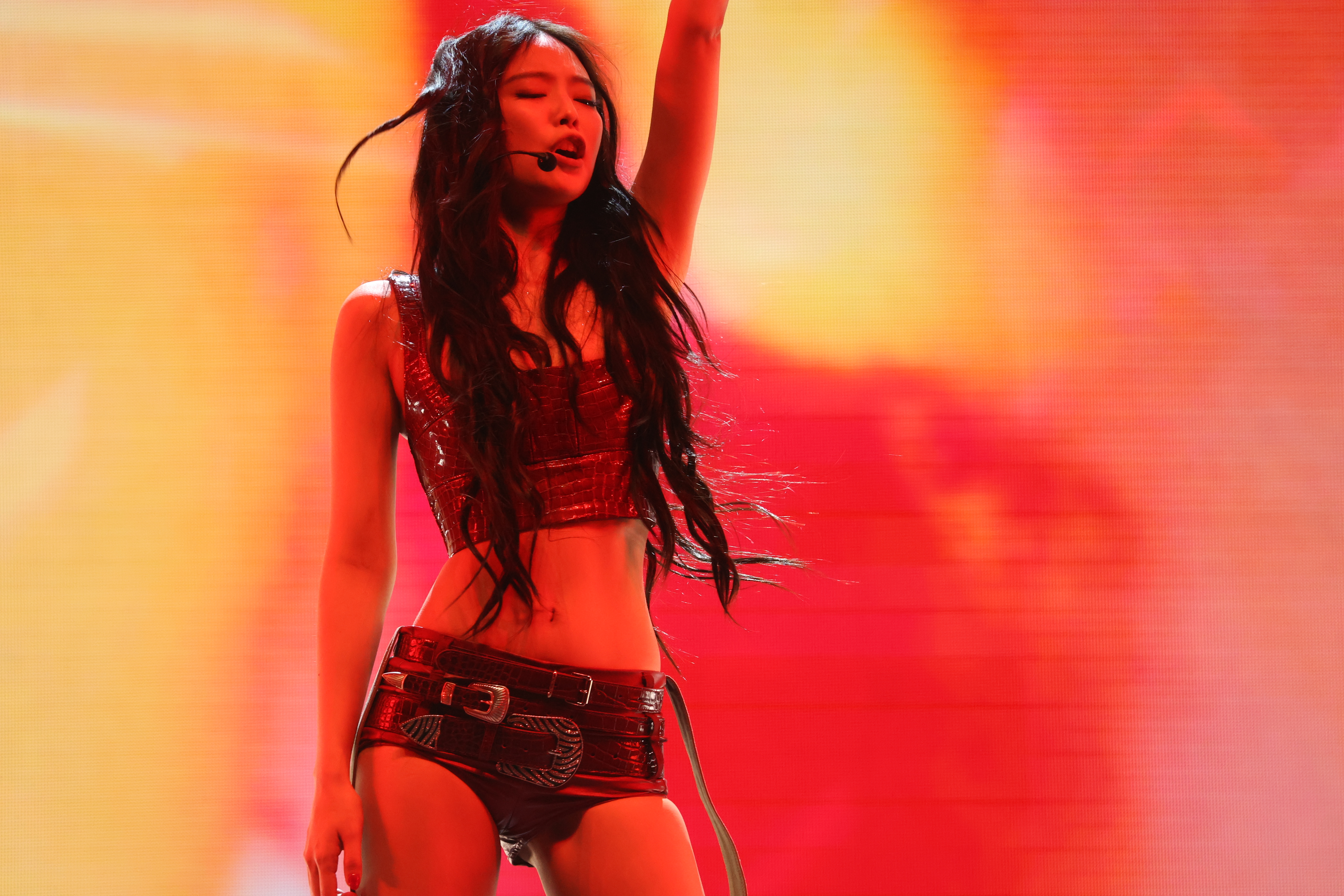 250413 Jennie 1099 pics