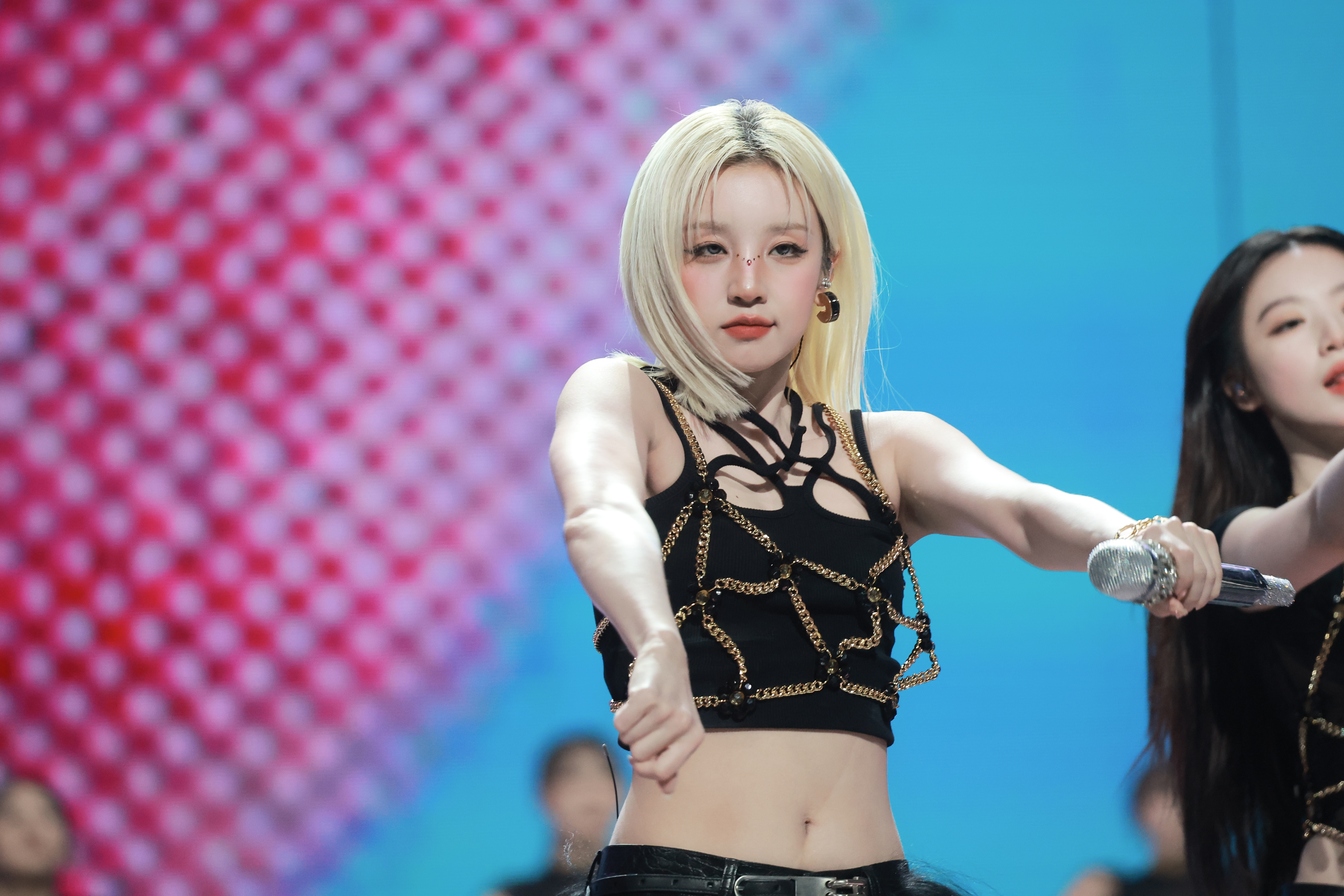 250823 Yuqi 724 pics