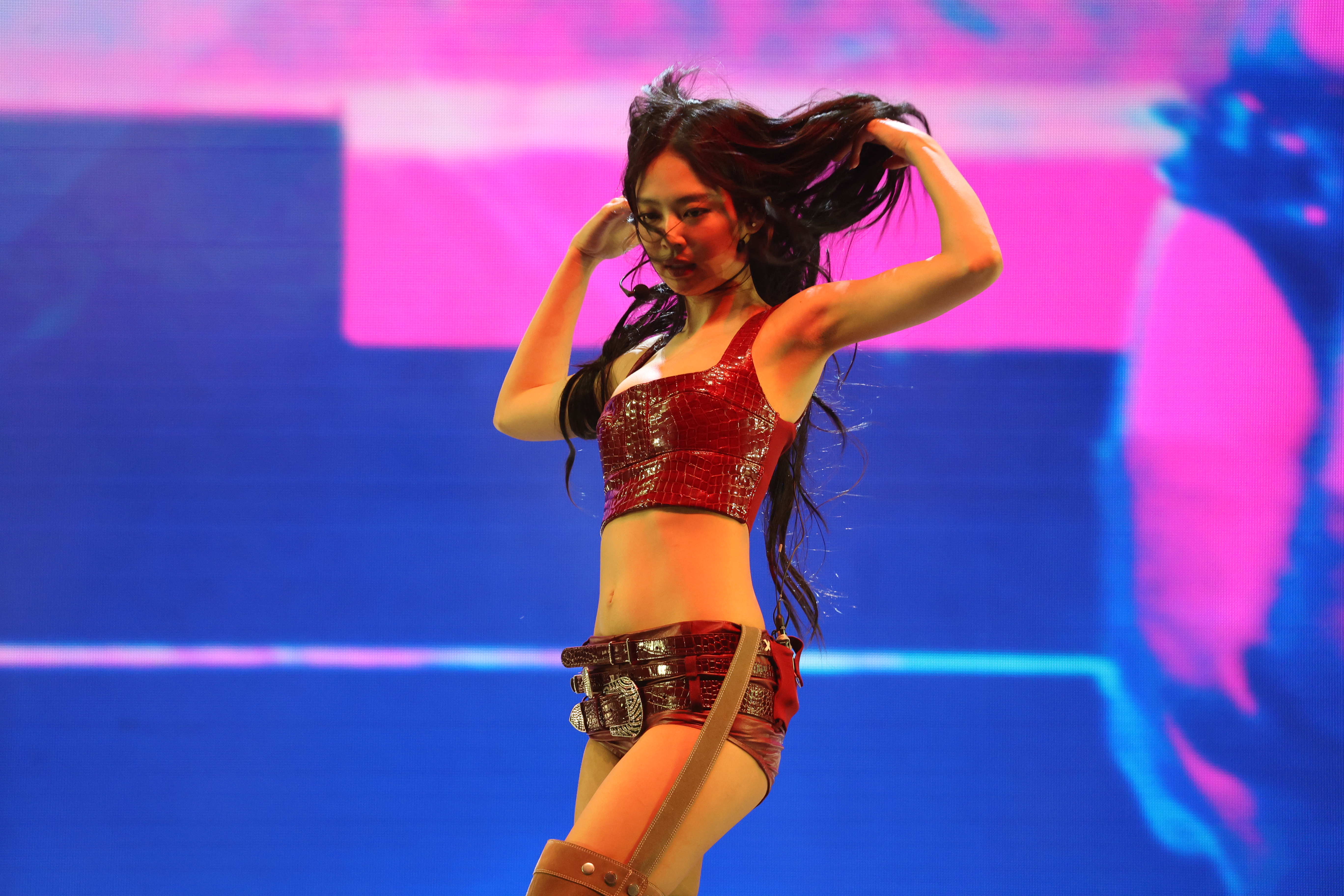  250413 Jennie 1099 pics