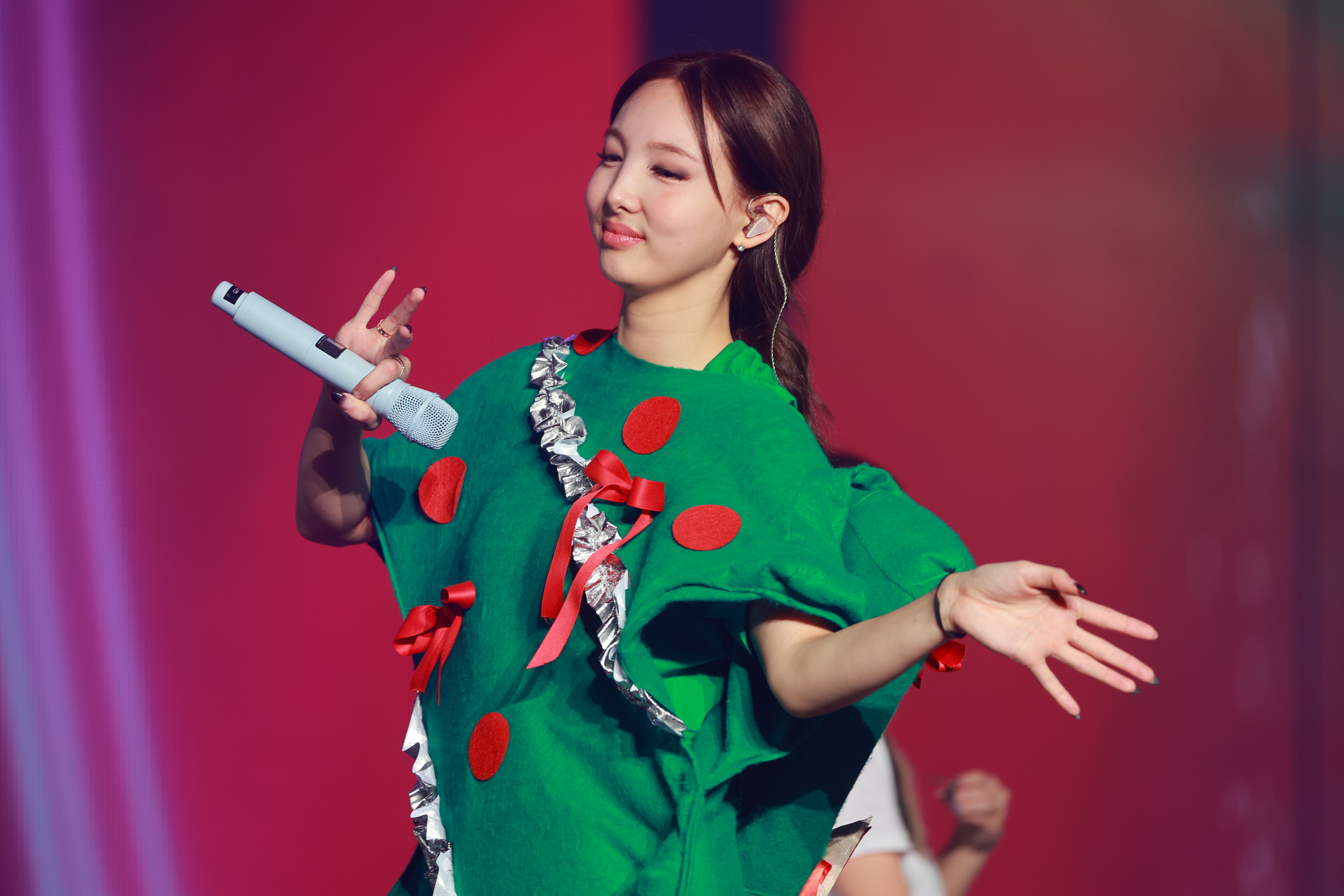 211226 Nayeon data 949 pics