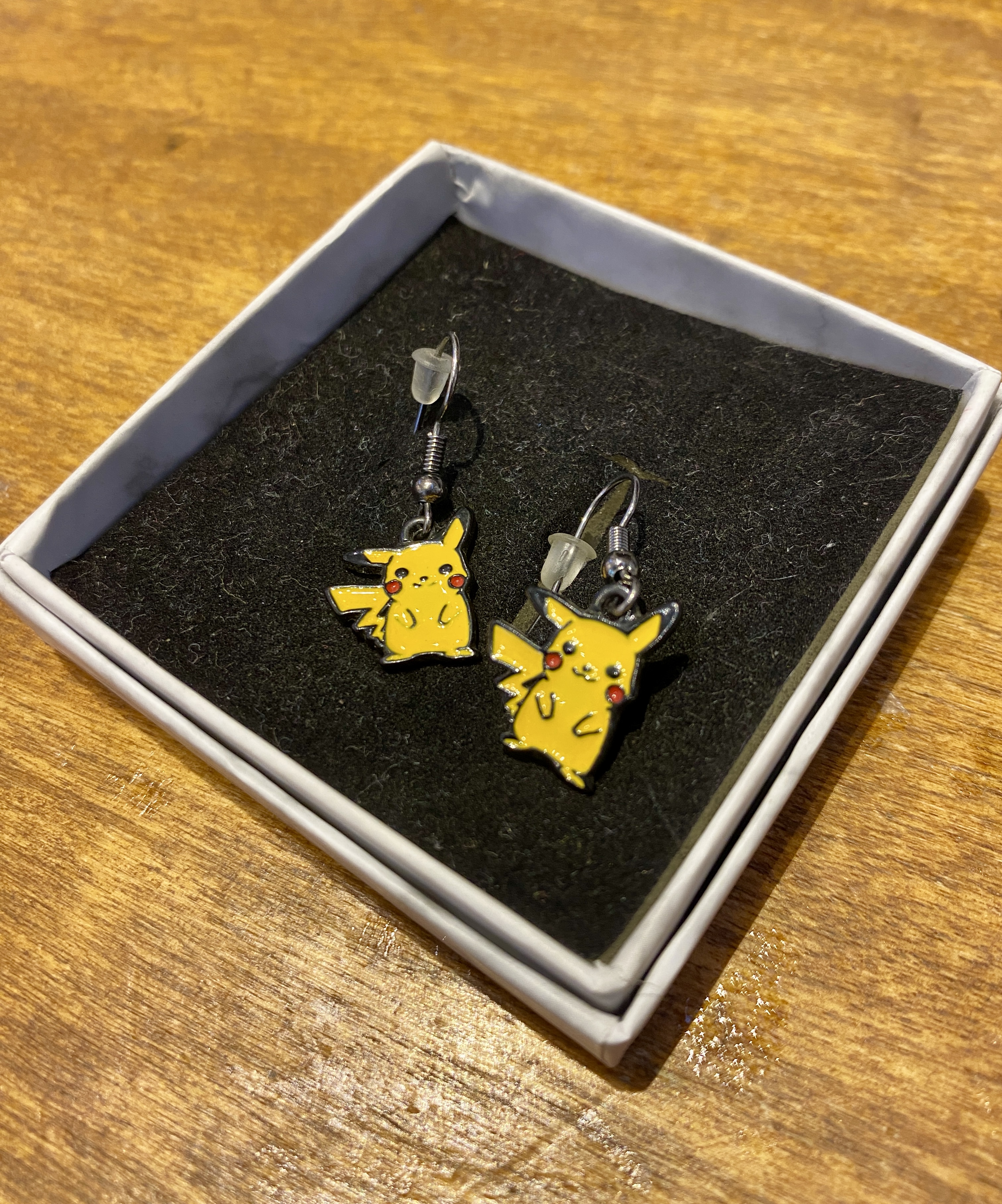 Pokémon Joyería: Aretes Pikachu Stud – Hipoalergénicos y Sin Níquel
