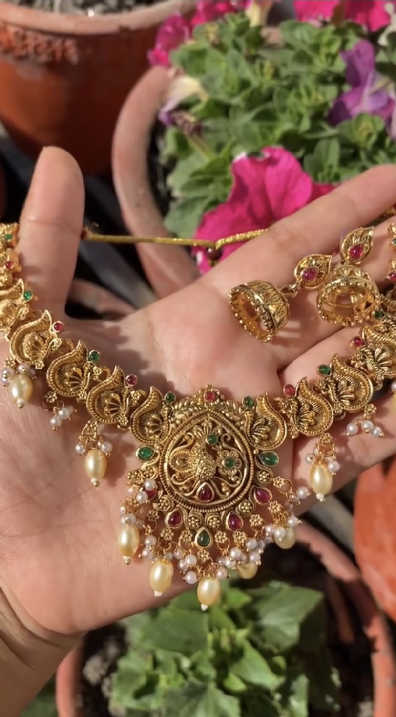 Necklace and earring with green and red stones 