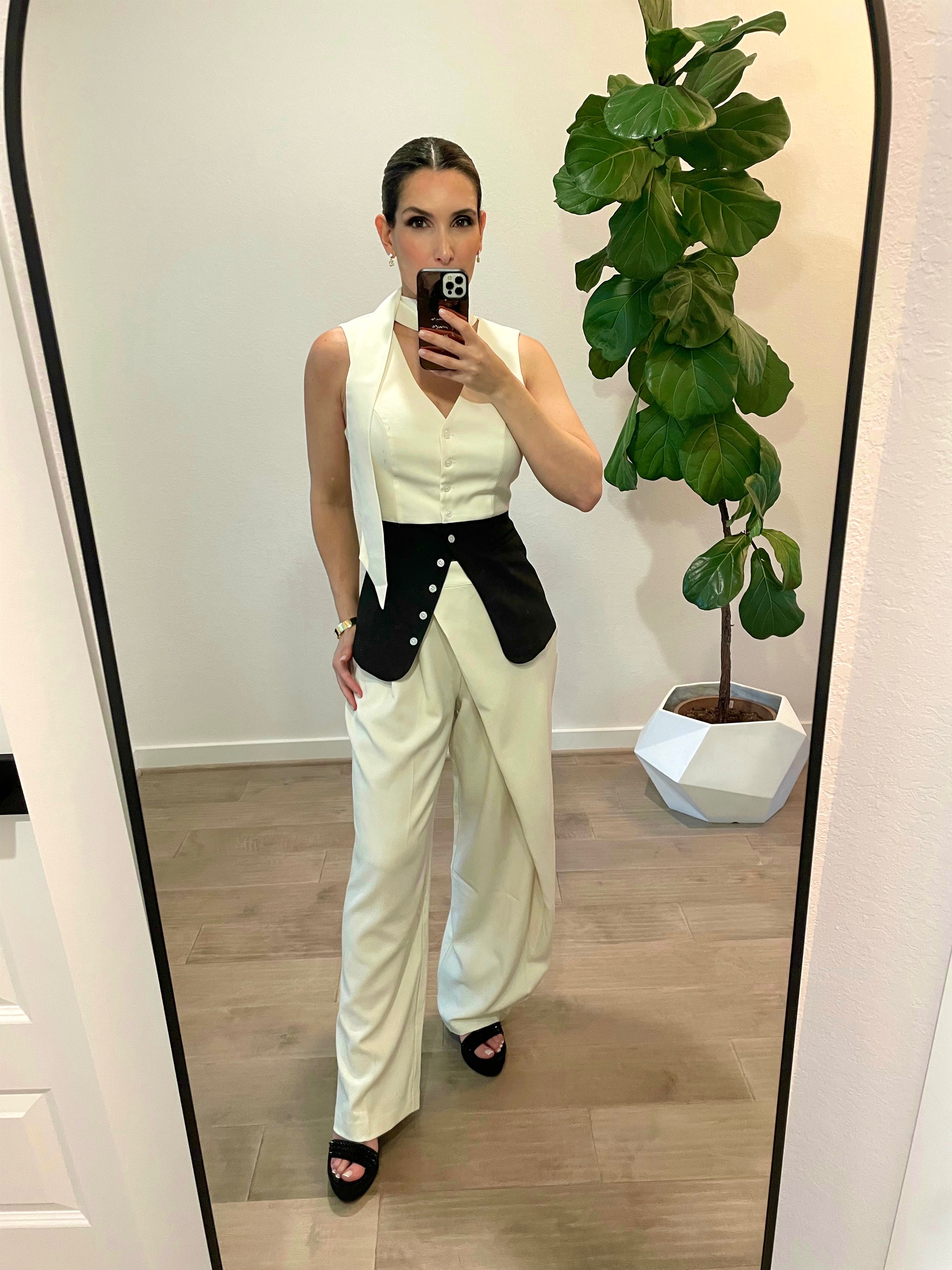 Contrasted Sleeveless Ivory/Black Top