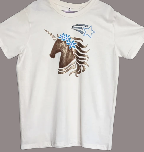 Non Gildan Unicorn  handpaited T-Shirt medium size 