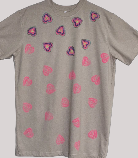 Non Gildan handpainted Graphic Heart T-Shirt..Large size