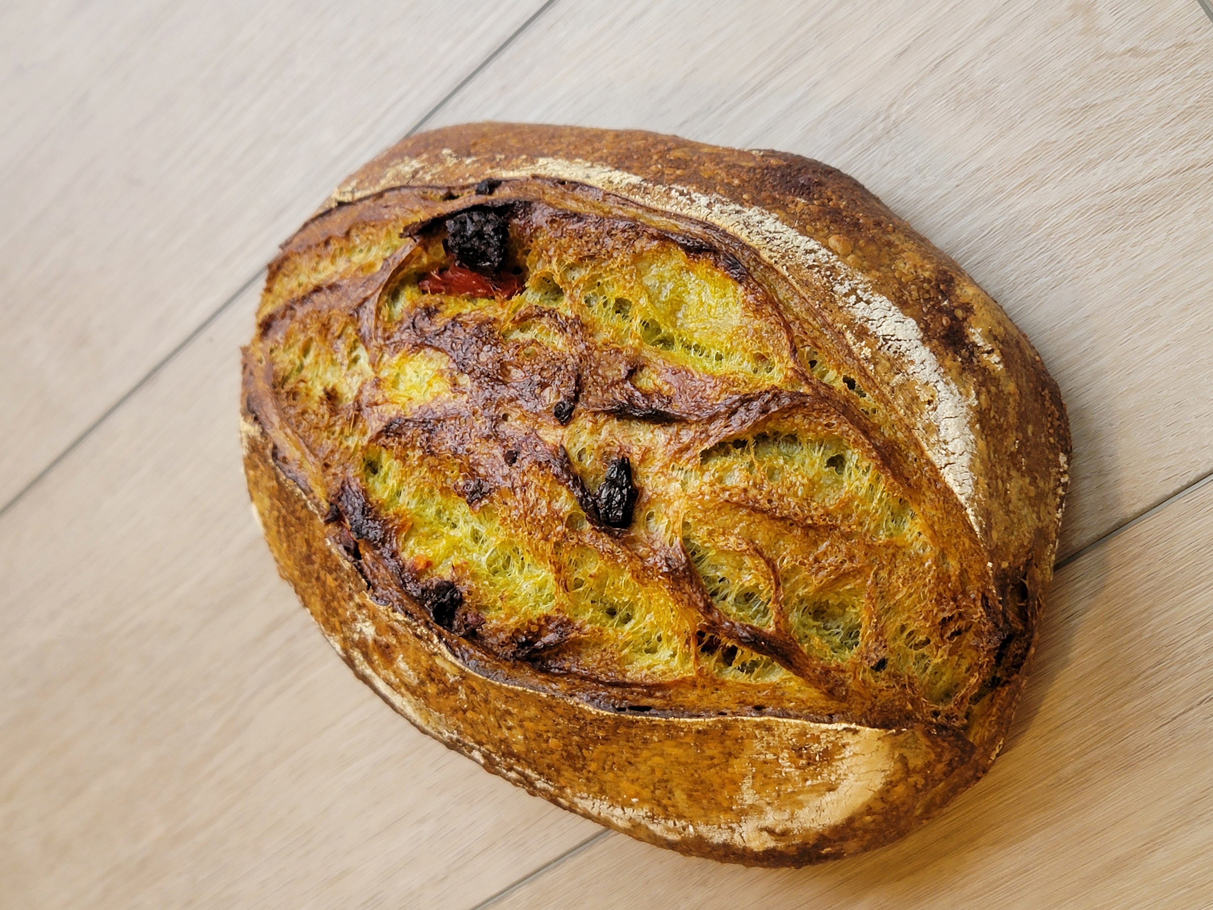 Spinach & dried tomatoes sourdough