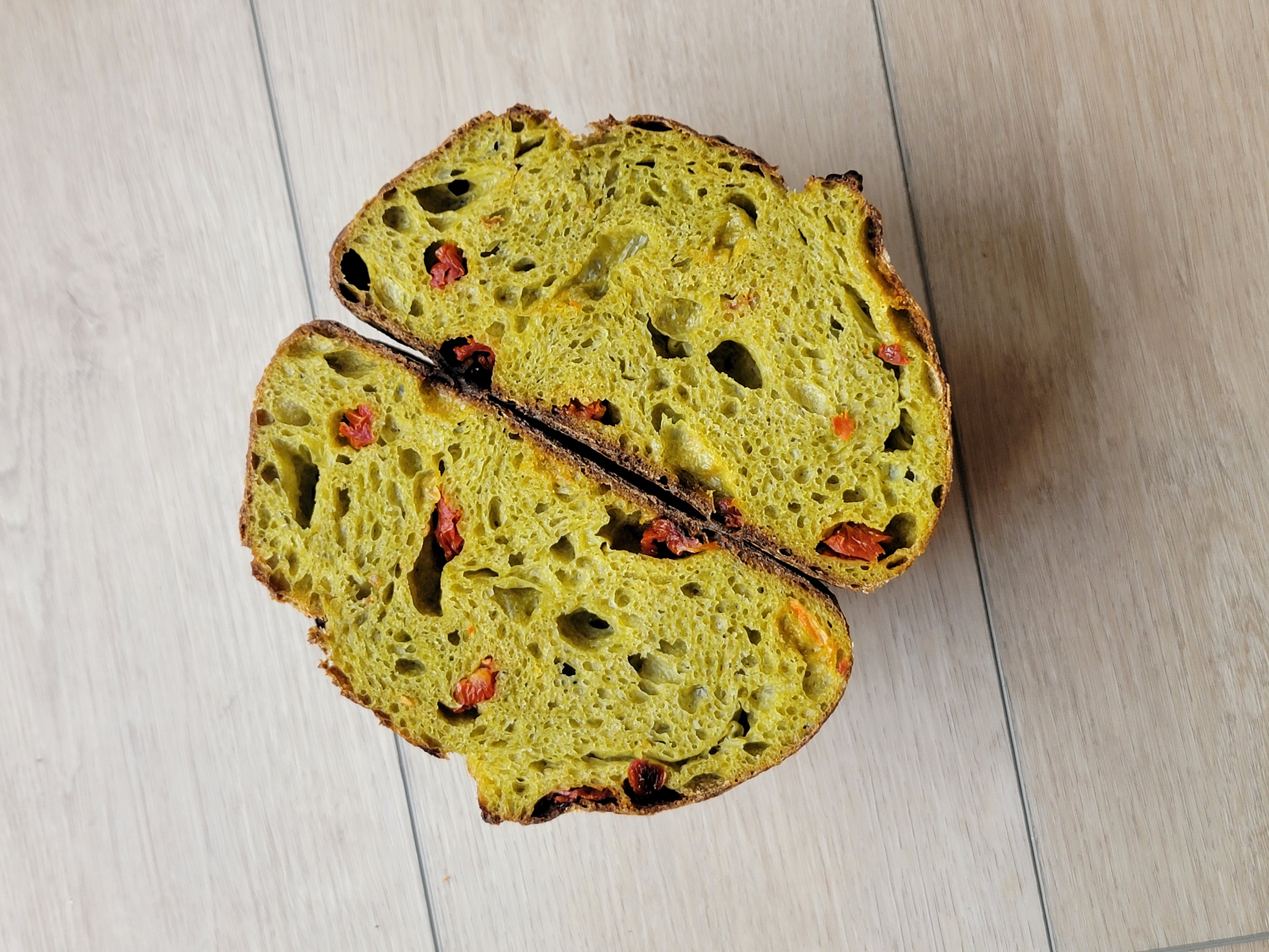 Spinach & dried tomatoes sourdough