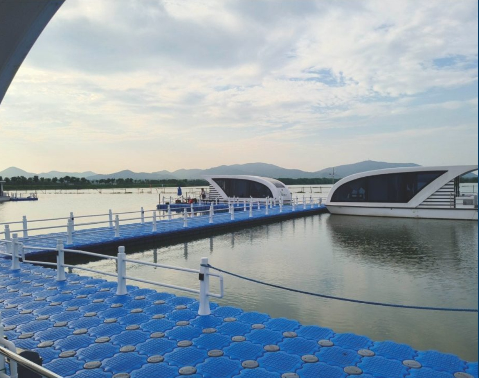 FH90 WALKING WATERS FLOATING HOUSE