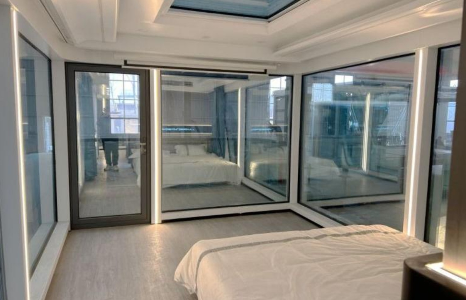 FH90 WALKING WATERS FLOATING HOUSE