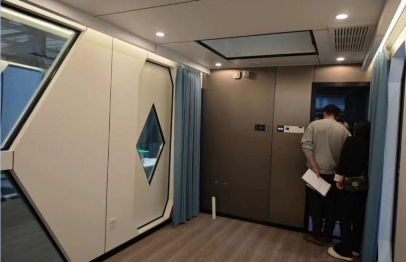 C30 WALKING WATERS CAPSULE CABIN