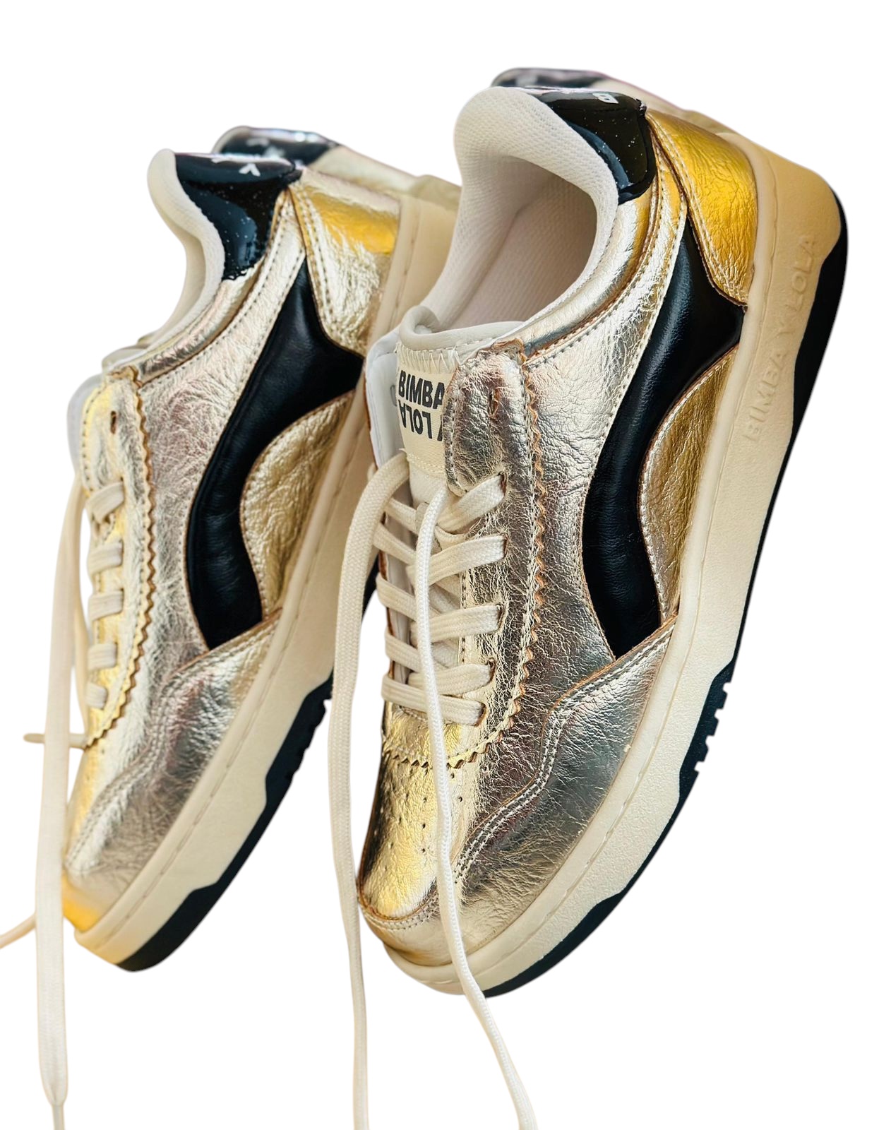 Tenis dorado y negro “Bimba y Lola”