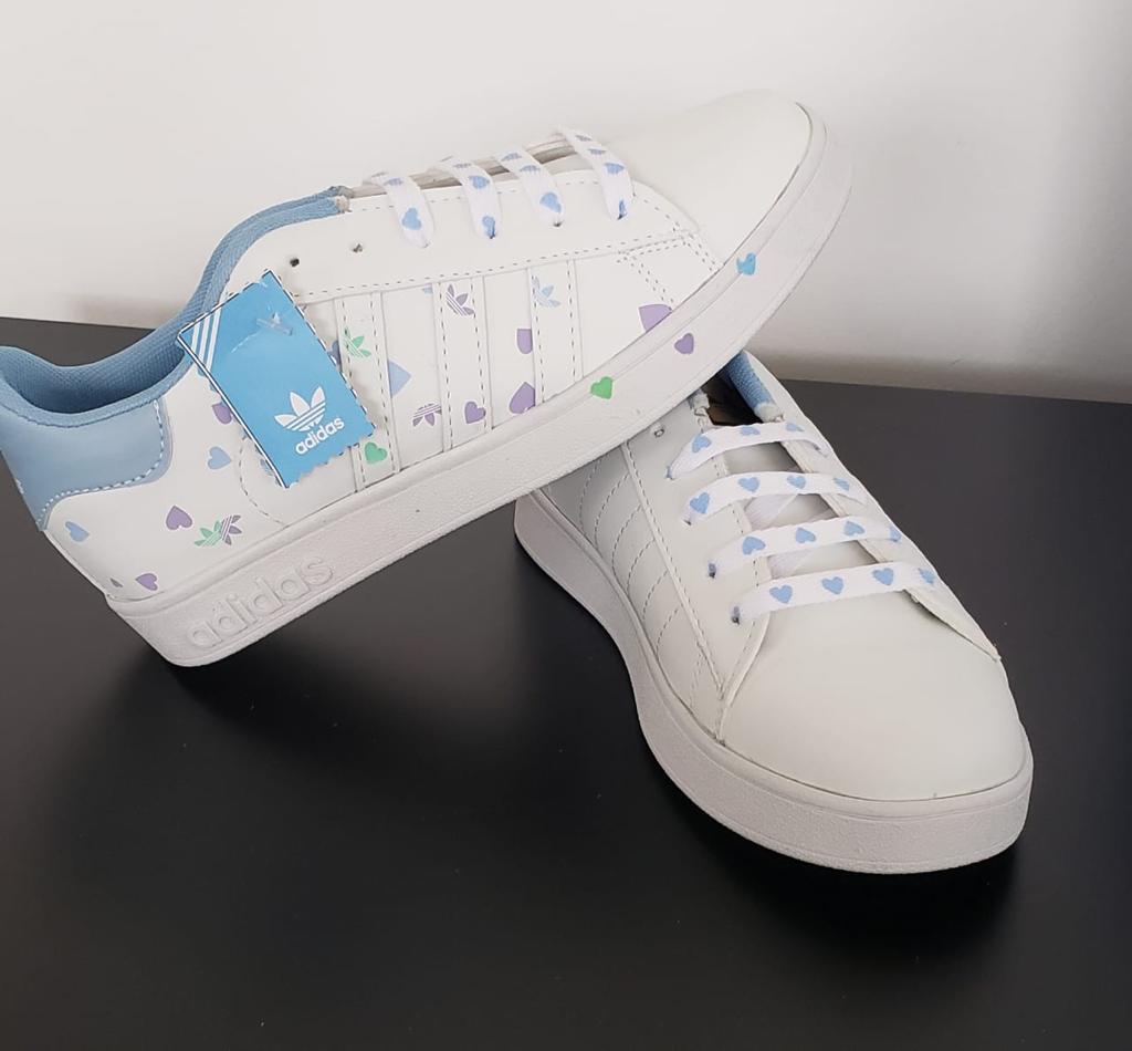 Tenis “Adidas” corazones azules