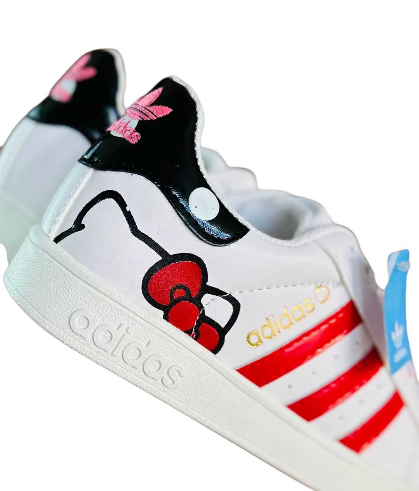 Zapatillas deportivas blancas con diseño de Hello Kitty