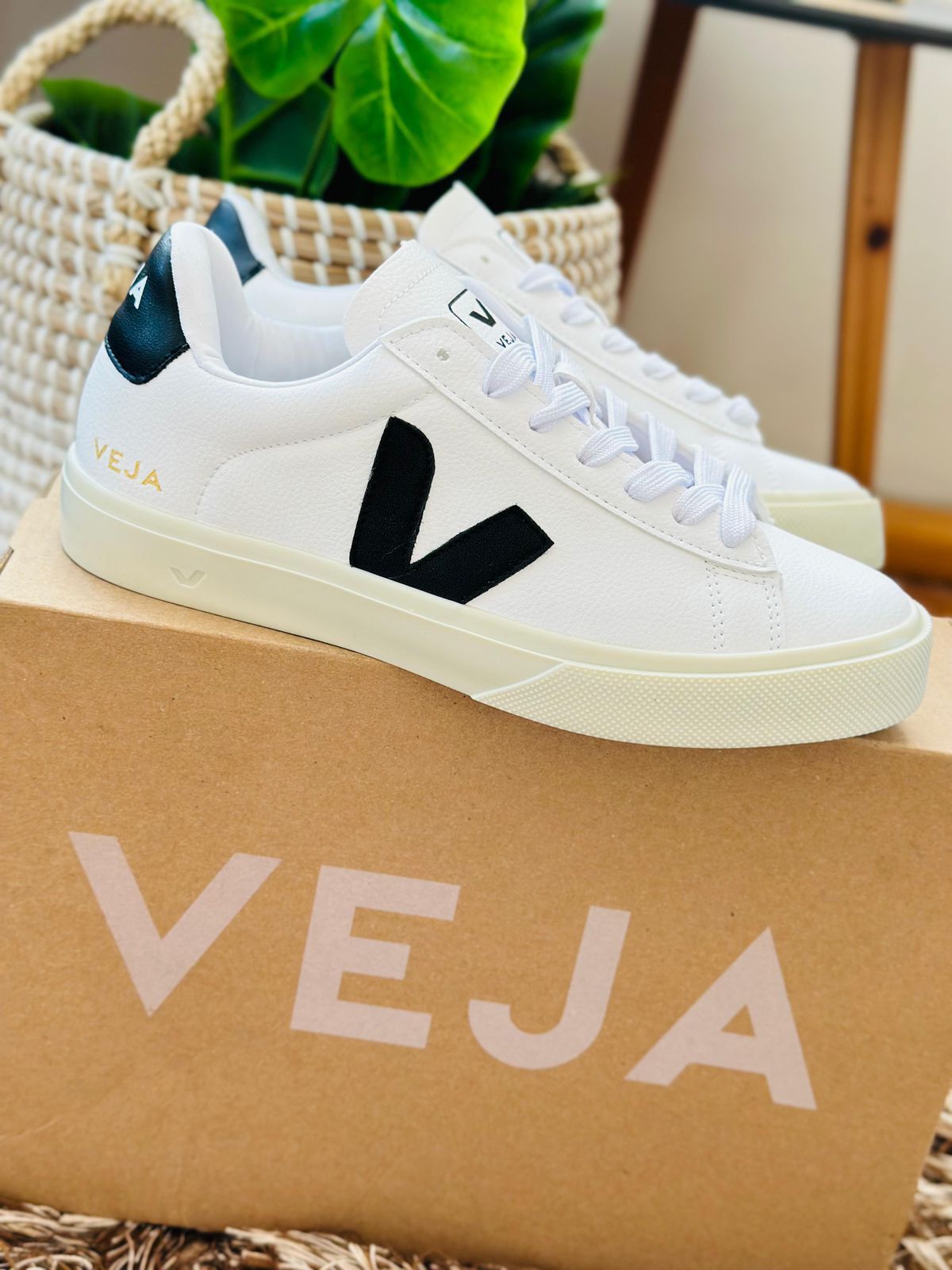 VEJA piel V negro 