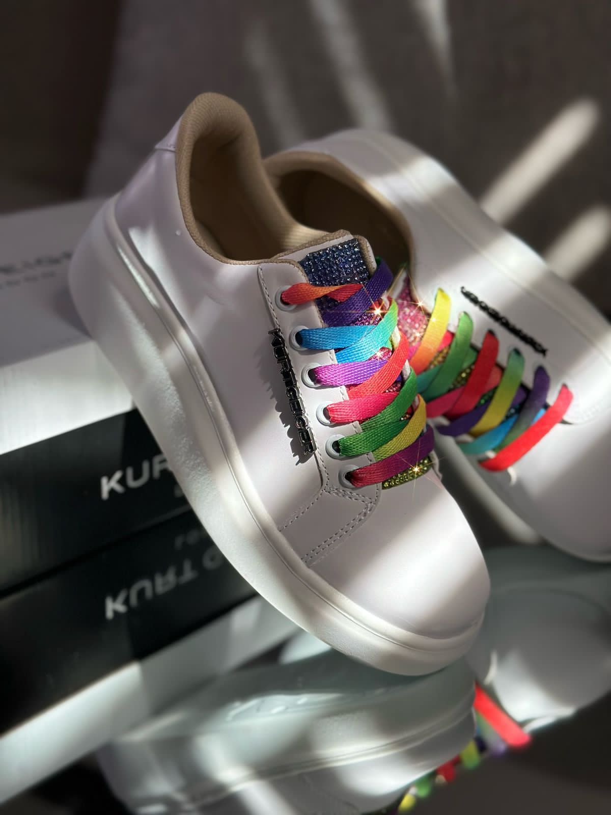Tenis Kurt con agujetas arcoíris