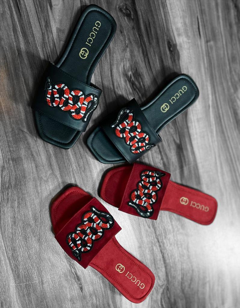 Sandalias Gucci con Diseño de Serpiente Negro 