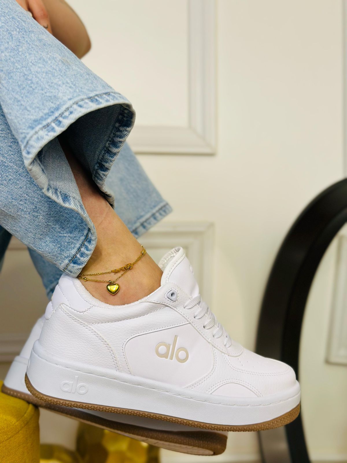 Tenis blancos Alo