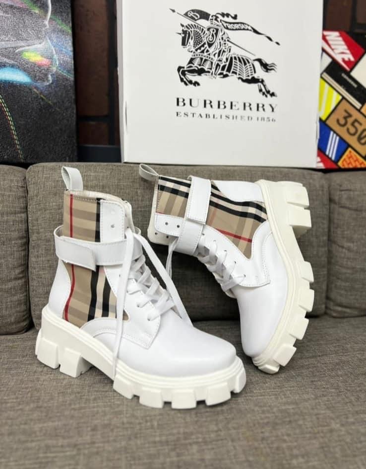 Bota Burberry Blancos