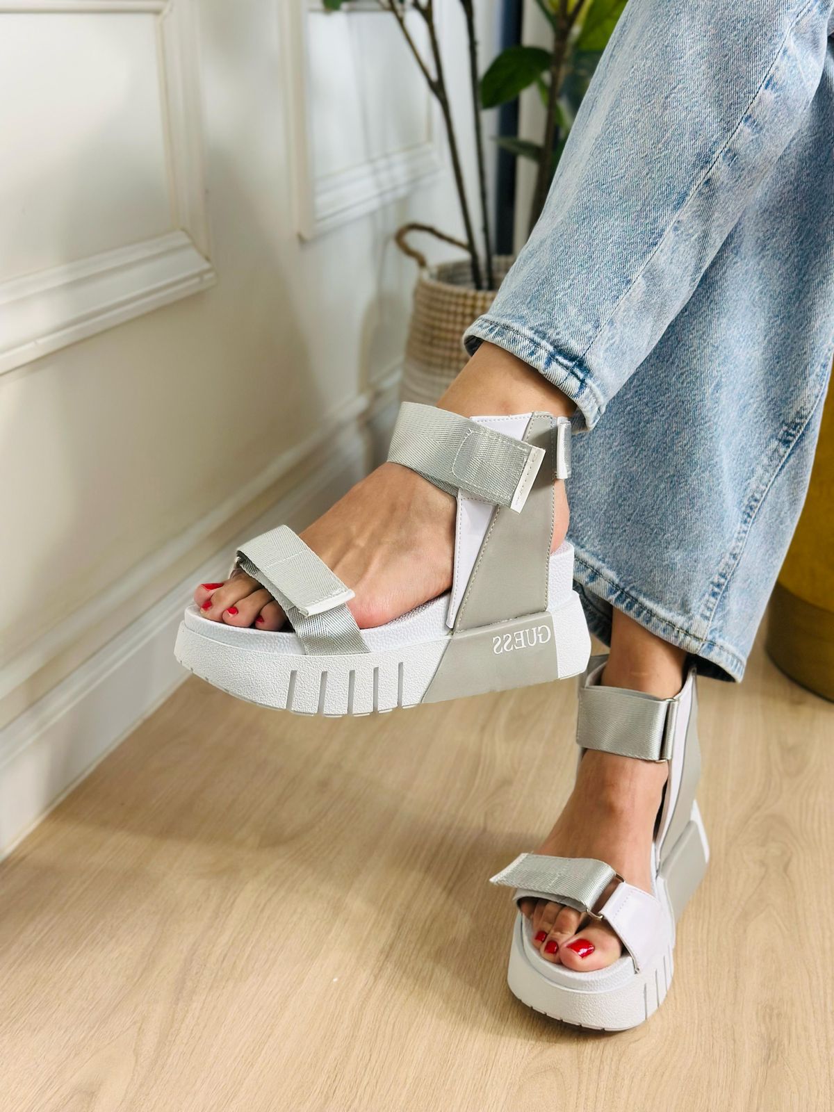 Sandalias plataforma plateadas GUESS