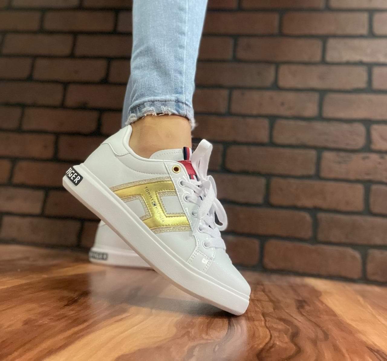 Tommy Hilfiger H dorado