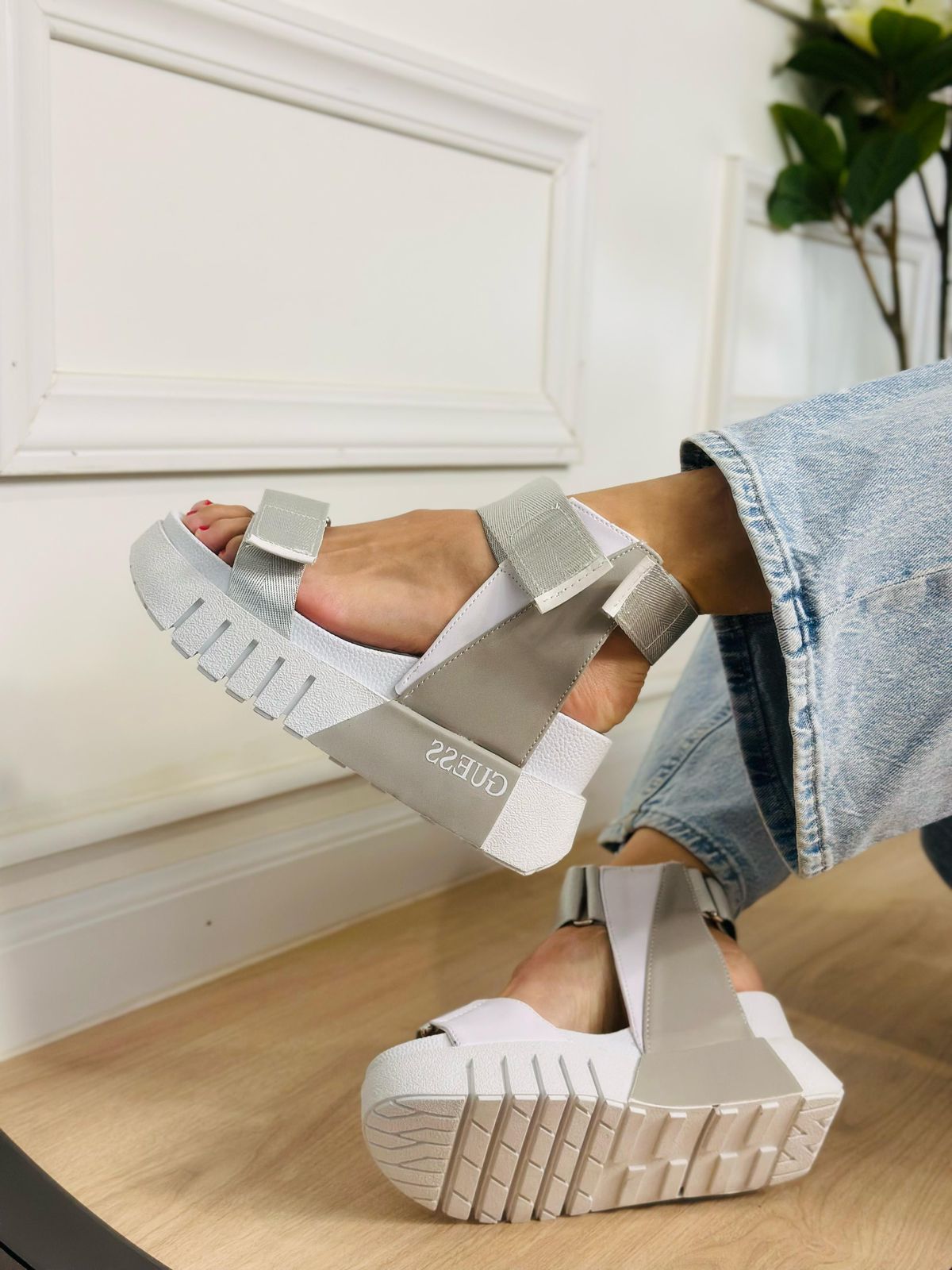 Sandalias plataforma plateadas GUESS