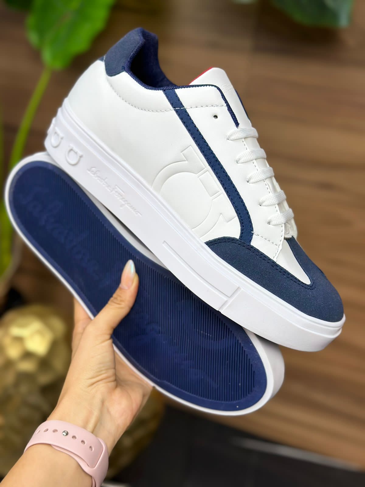 Ferragamo blanco y azul