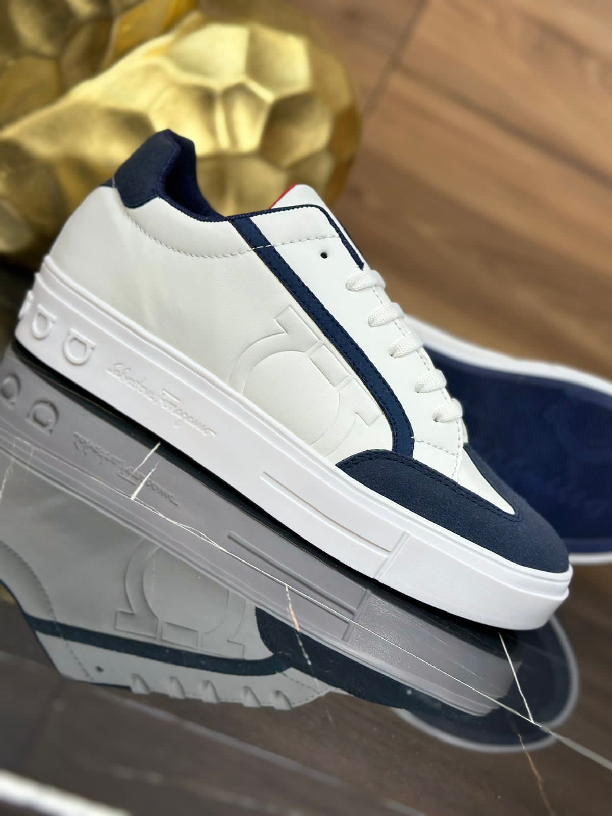 Ferragamo blanco y azul