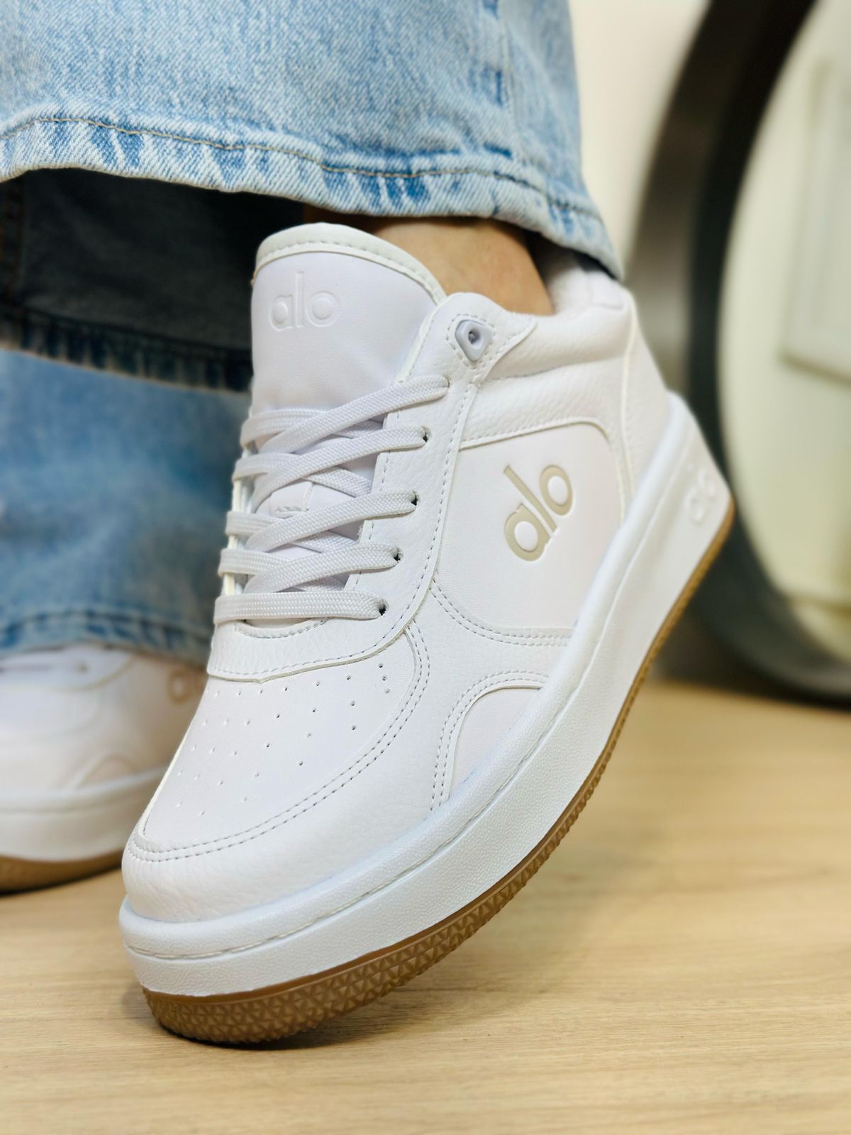 Tenis blancos Alo