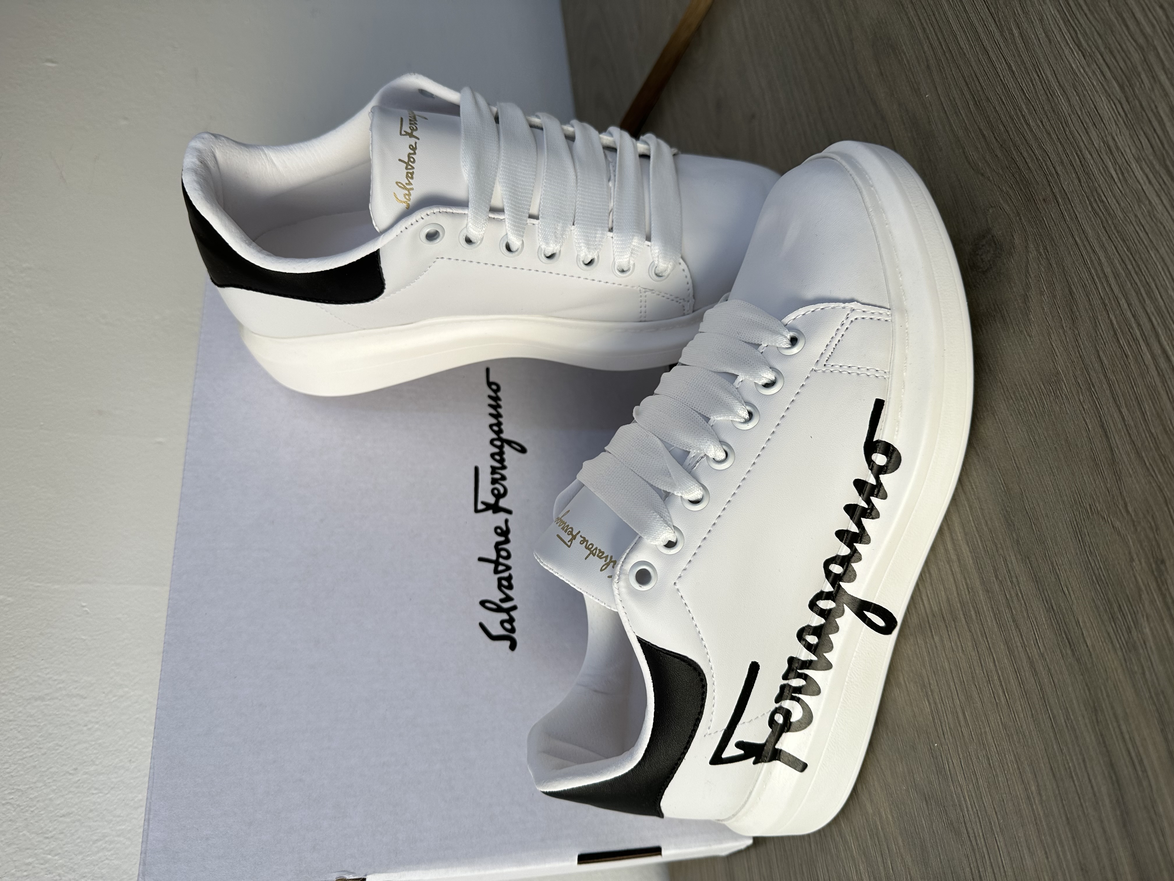 Salvatore Ferragamo Letras 