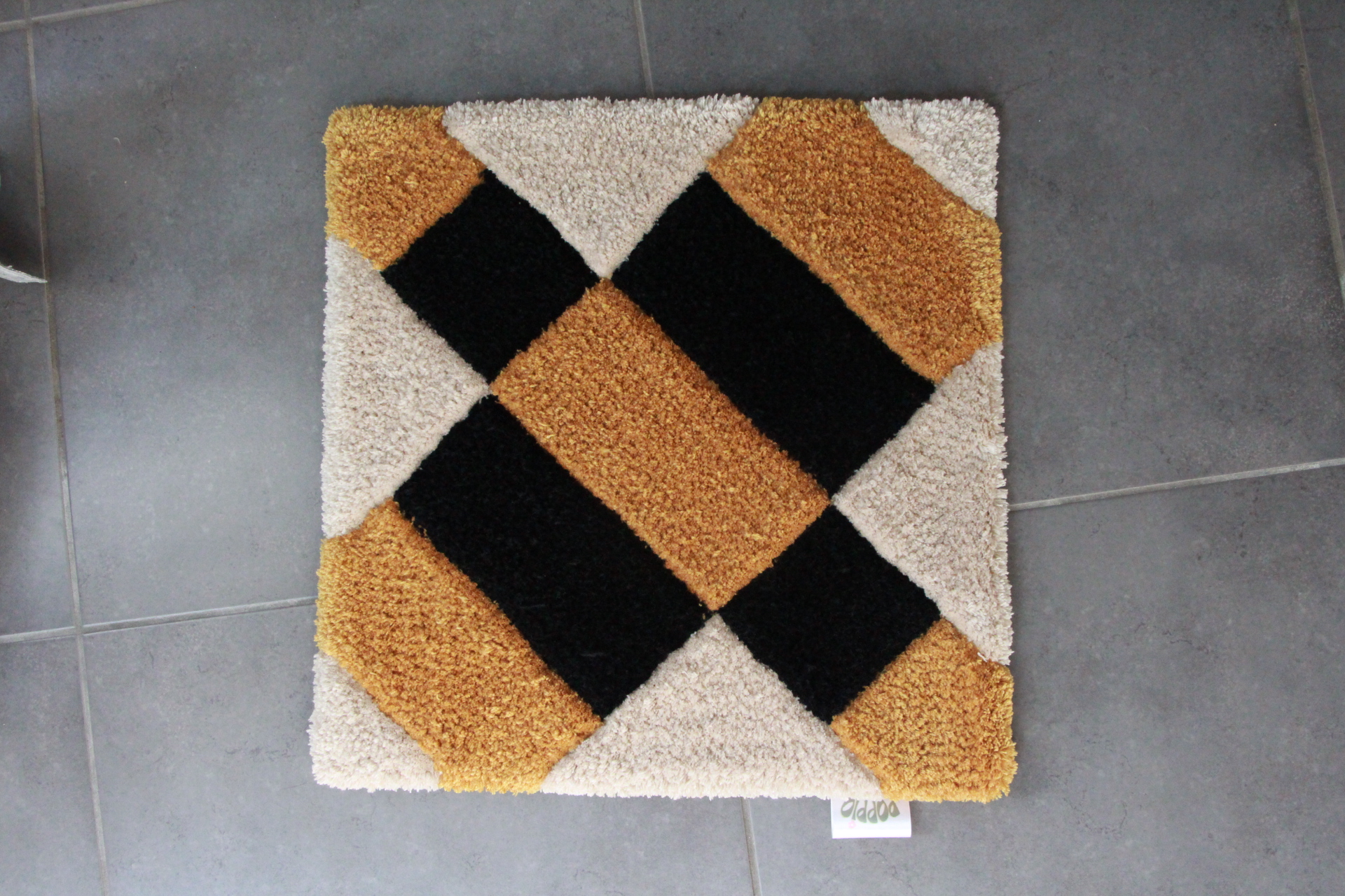 Tapis carré à motifs géométriques