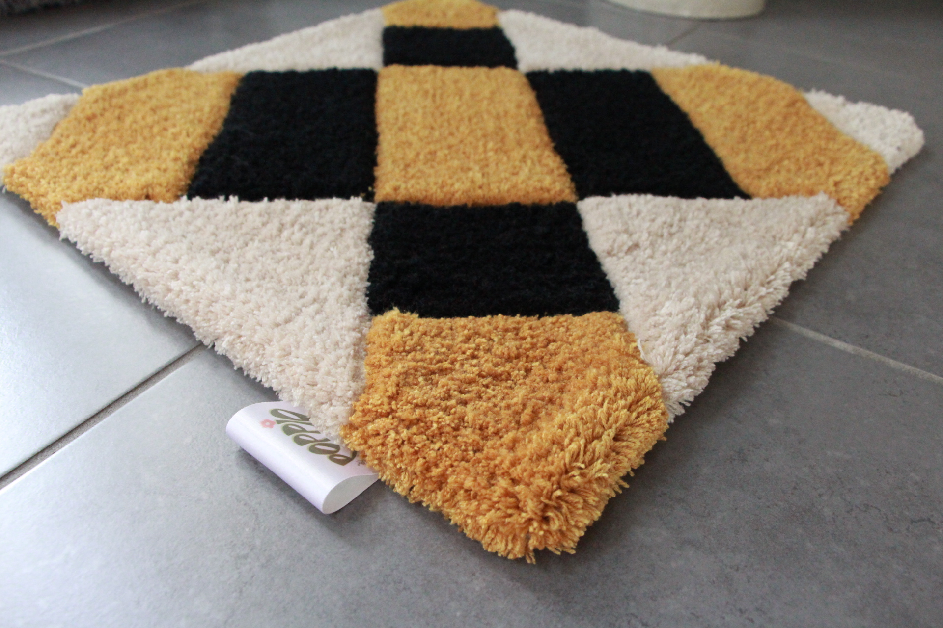 Tapis carré à motifs géométriques