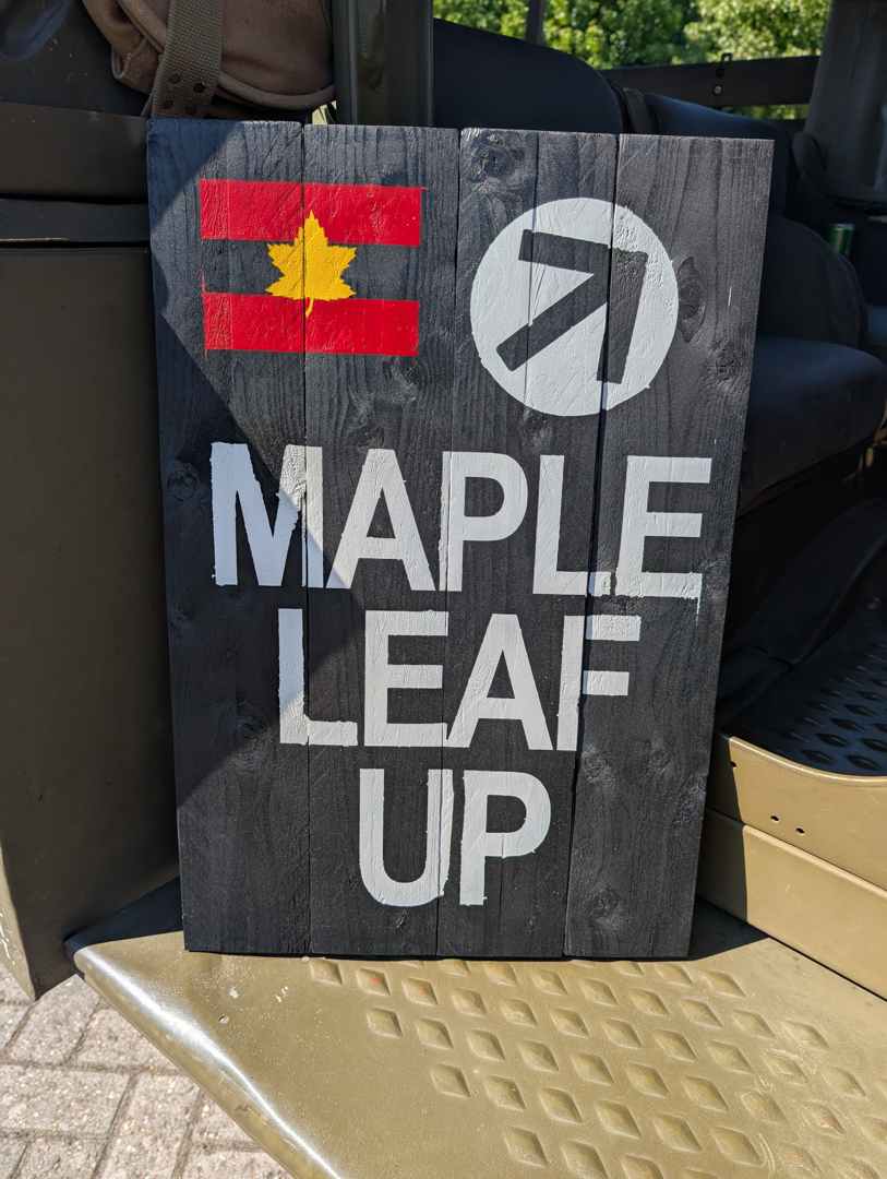 Luxe handgemaakt bord Maple Leaf up
