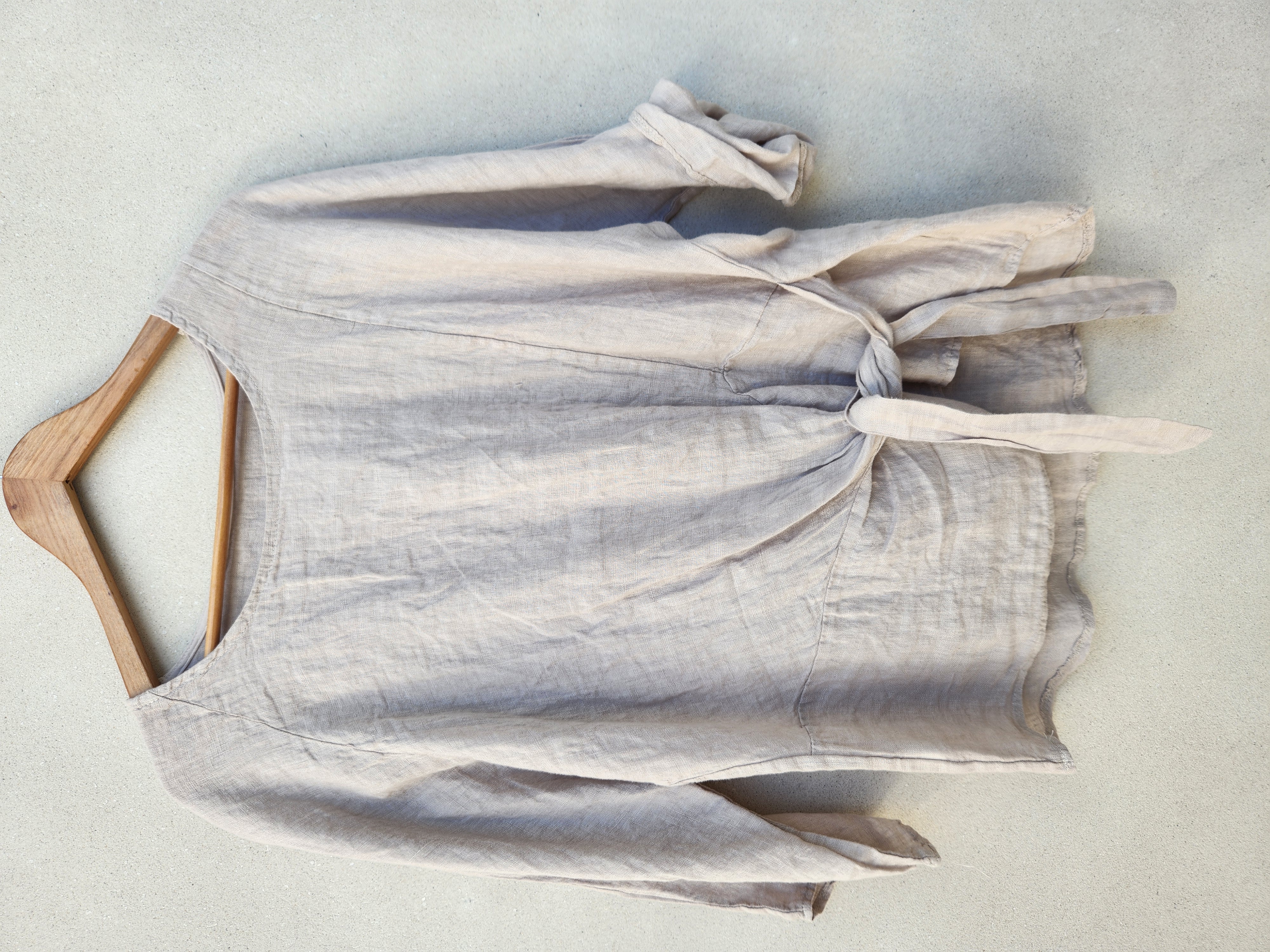 Blusa de lino color beige