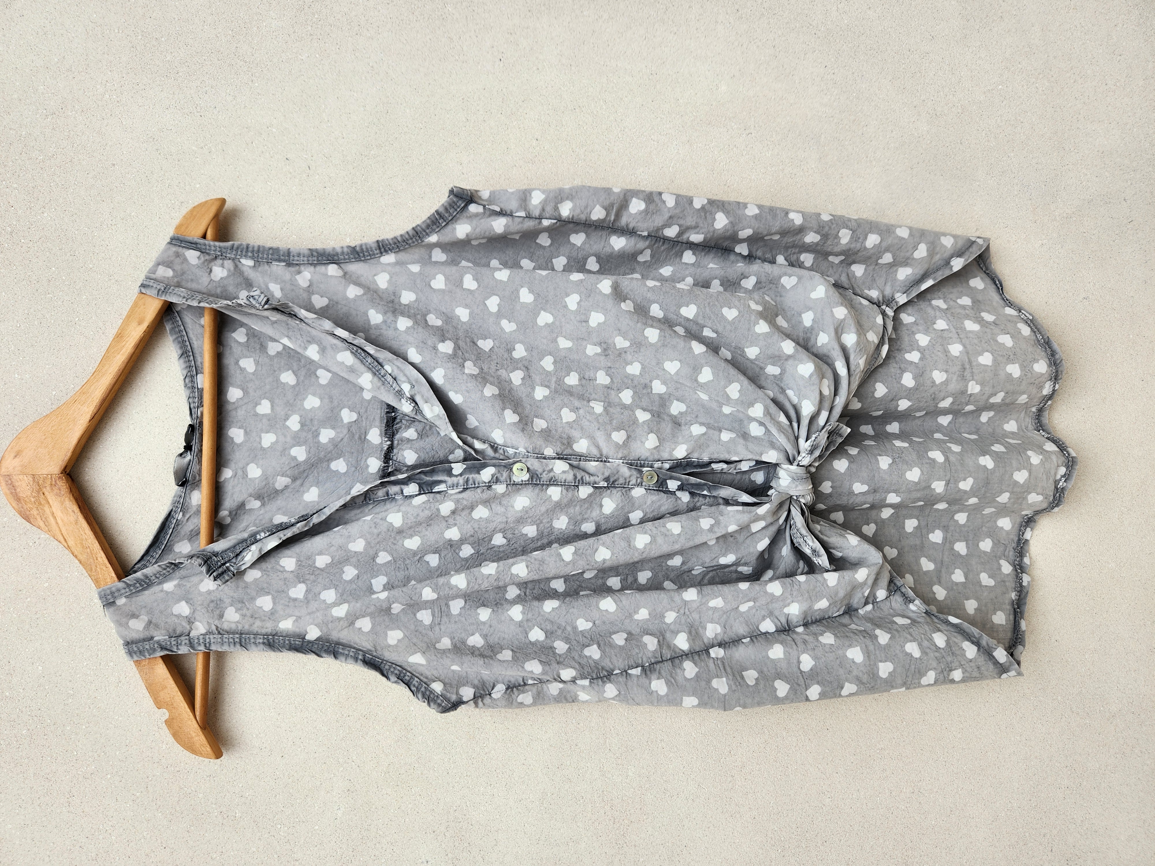 Blusa gris con corazones