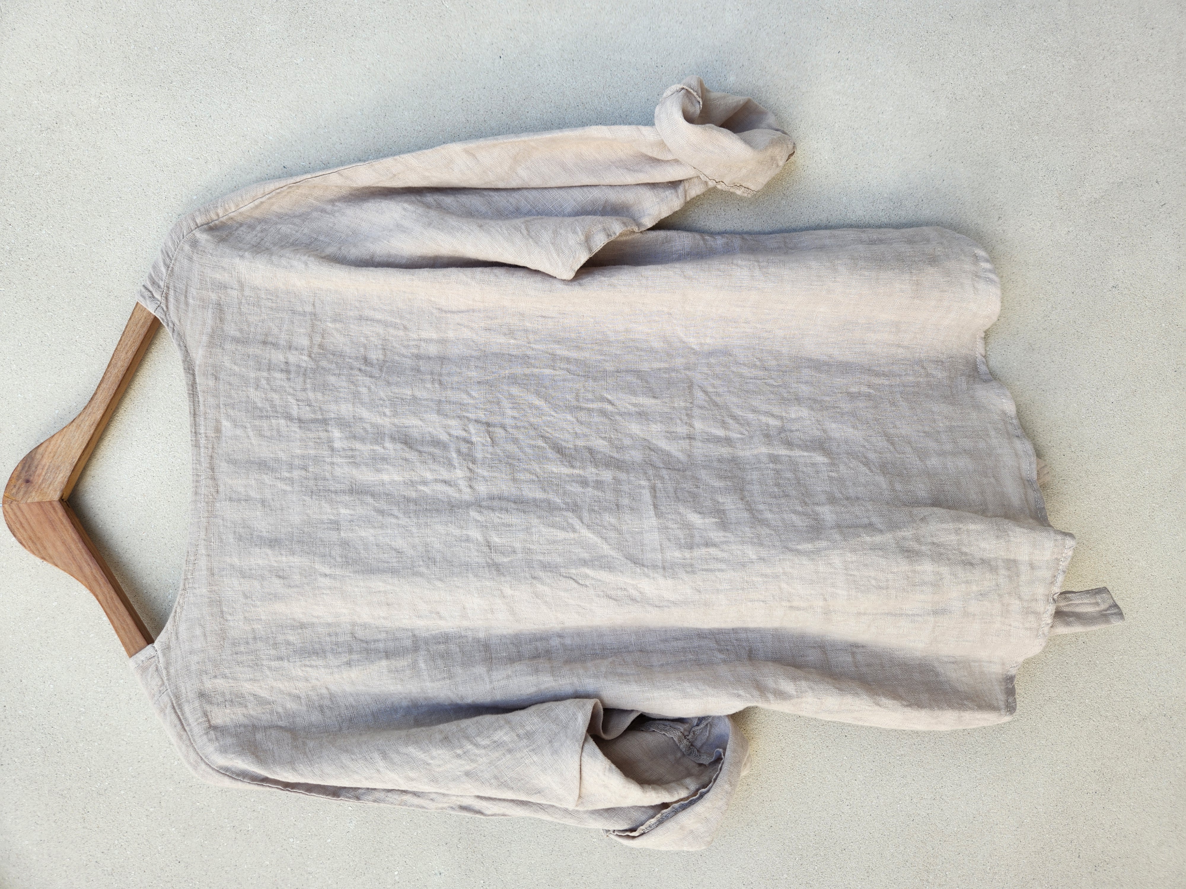 Blusa de lino color beige